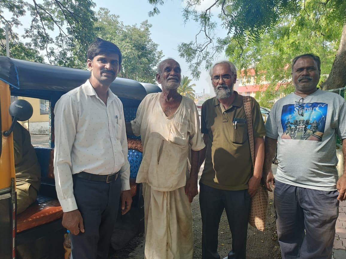 ಚಲಿಸುವ ರೈಲಿನಿಂದ ಜಿಗಿಯಲು ಯತ್ನಿಸಿದ ಗದಗ ಜಿಲ್ಲೆಯ ರೋಣ ತಾಲ್ಲೂಕಿನ ಮೂಡಲಗೆರೆಯ ಈರಪ್ಪ ಶಂಕರಪ್ಪ ನಯನಾಪುರ ಅವರನ್ನು ಜೆಎಸ್ಎಸ್‌ ವೃದ್ಧರ ಆಶ್ರಮಕ್ಕೆ ಸೇರಿಸಲಾಯಿತು