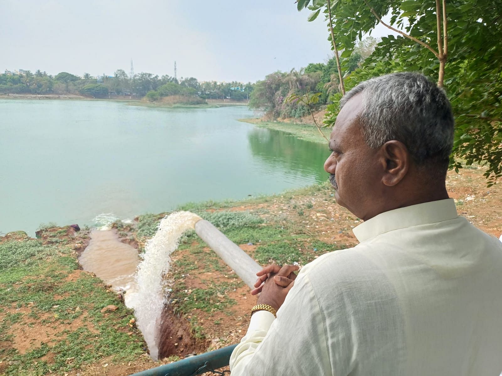 ತಿಪ್ಪಗೊಂಡನಹಳ್ಳಿ ಜಲಾಶಯದಿಂದ ಹೇರೊಹಳ್ಳಿ ಕೆರೆಗೆ ನೀರು ತುಂಬಿಸುತ್ತಿರುವುದನ್ನು ವೀಕ್ಷಿಸಿದ ಶಾಸಕ ಎಸ್.ಟಿ.ಸೋಮಶೇಖರ್