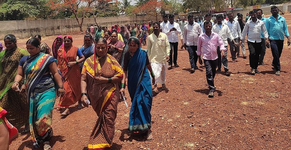 ಬಾಗಲಕೋಟೆ ತಾಲ್ಲೂಕಿನ ಬೇವೂರ ಗ್ರಾಮದಲ್ಲಿ ಪರಿಶಿಷ್ಟ ಜಾತಿಯ 300 ಕ್ಕೂ ಹೆಚ್ಚು ಮತದಾರರು ಒಟ್ಟಾಗಿ ಮತ ಕೇಂದ್ರಕ್ಕೆ ಬಂದರು