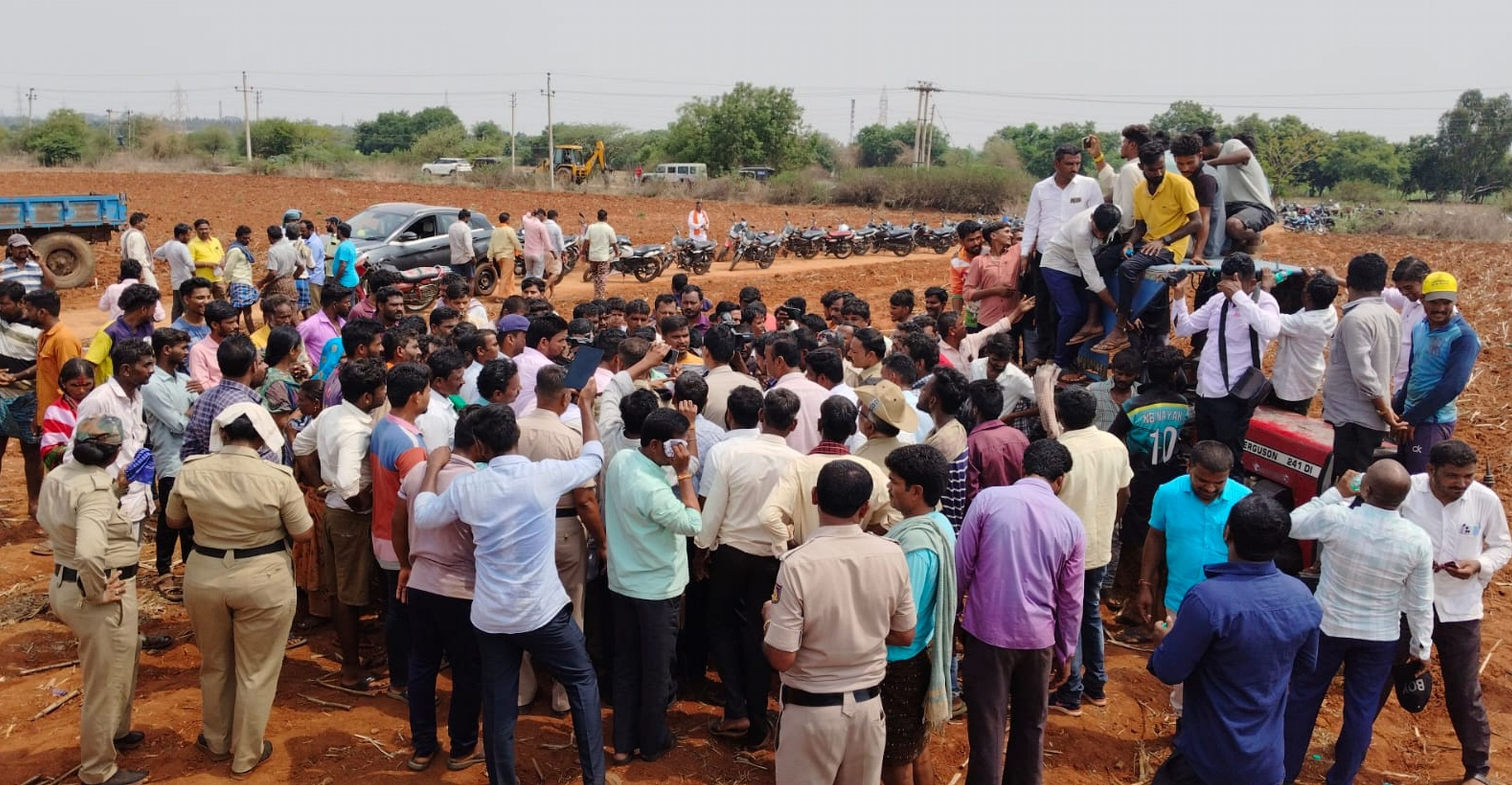 ಕೊಪ್ಪಳ ತಾಲ್ಲೂಕಿನಲ್ಲಿ ಗುರುವಾರ ಭೂಮಿ ಕೊಟ್ಟ ಜನ ಆಕ್ರೋಶ ವ್ಯಕ್ತಪಡಿಸಿದರು 