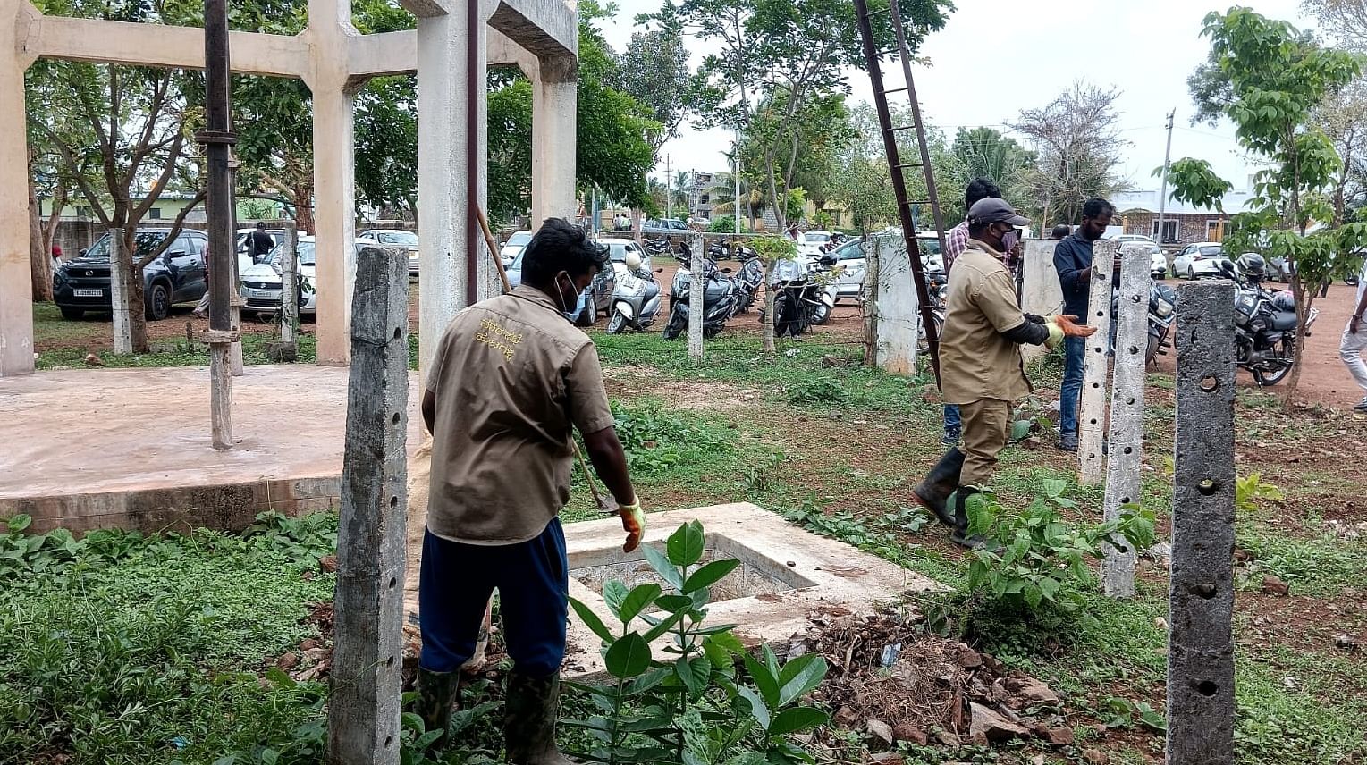 ಕೆ.ಸಾಲುಂಡಿ ಗ್ರಾಮದಲ್ಲಿ ಪೌರಕಾರ್ಮಿಕರು ಸ್ವಚ್ಛತಾ ಕಾರ್ಯದಲ್ಲಿ ಪಾಲ್ಗೊಂಡರು