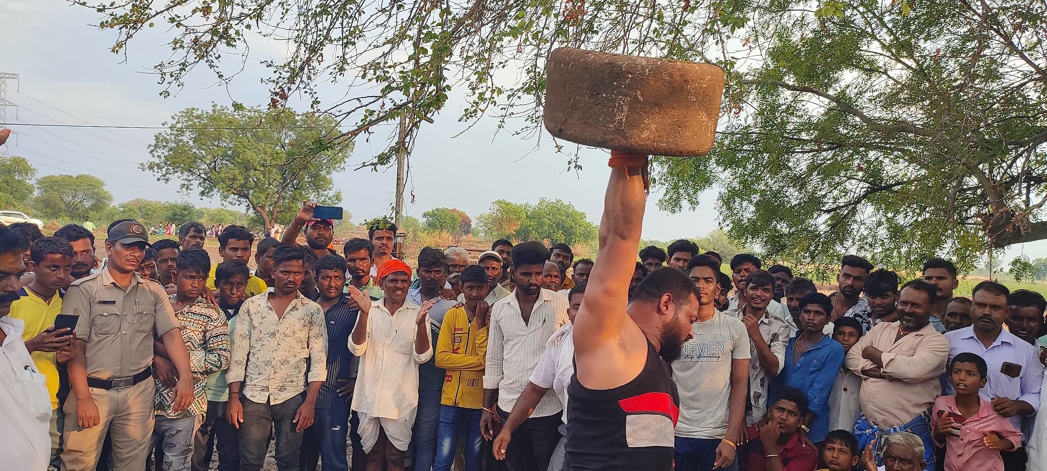 ಹುನಗುಂದ ತಾಲ್ಲೂಕಿನ ಚಿತ್ತವಾಡಗಿ ಗ್ರಾಮದ ಹೊರವಲಯದಲ್ಲಿರುವ ಮಾರುತೇಶ್ವರ ಜಾತ್ರೆ ಅಂಗವಾಗಿ ನಡೆದ ಸಂಗ್ರಾಣಿ ಕಲ್ಲು ಎತ್ತುವ ಸ್ಪರ್ಧೆಯಲ್ಲಿ ಮಹಾರಾಷ್ಟ್ರ ಮೂಲದ ಅಪ್ಜಲ್ ಖಾನ್ ಮುಜಾವರ್‌ ಪ್ರಥಮ ಸ್ಥಾನ ಪಡೆದರು