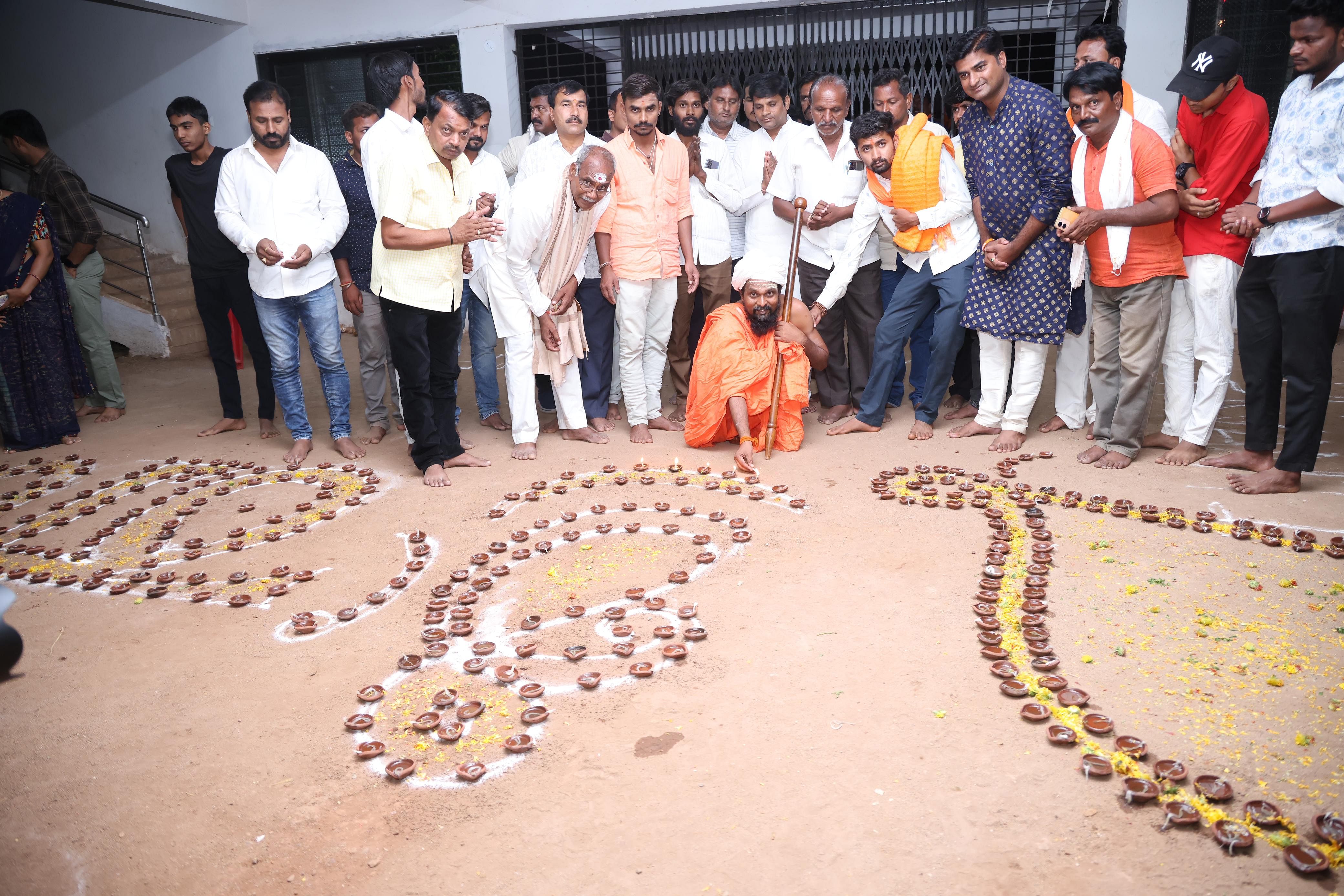 ಬೀದರ್‌ನ ಬುತ್ತಿ ಬಸವಣ್ಣ ದೇವಸ್ಥಾನದಲ್ಲಿ ಏರ್ಪಡಿಸಿದ್ದ ದೀಪೋತ್ಸವಕ್ಕೆ ಬಸವಲಿಂಗ ಅವಧೂತರು ಚಾಲನೆ ನೀಡಿದರು