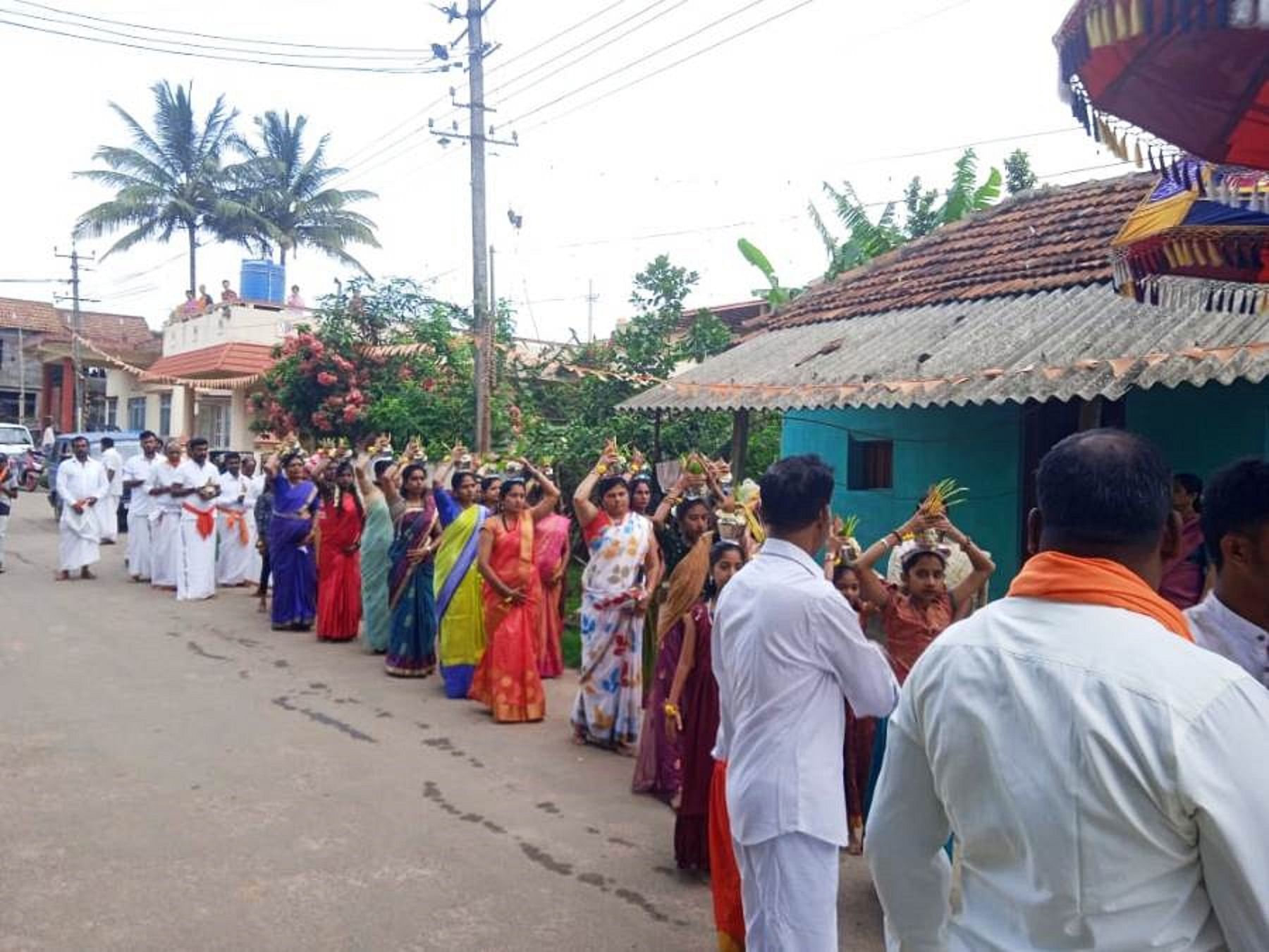 ಶನಿವಾರಸಂತೆ ಪಟ್ಟಣದ ವಿಜಯ ವಿನಾಯಕ ದೇವಸ್ಥಾನದ ವಾರ್ಷಿಕೋತ್ಸವ ಅಂಗವಾಗಿ ಕಳಸಹೊತ್ತ ಮಹಿಳೆಯರು ಮೆರವಣಿಗೆ ನಡೆಸಿದರು