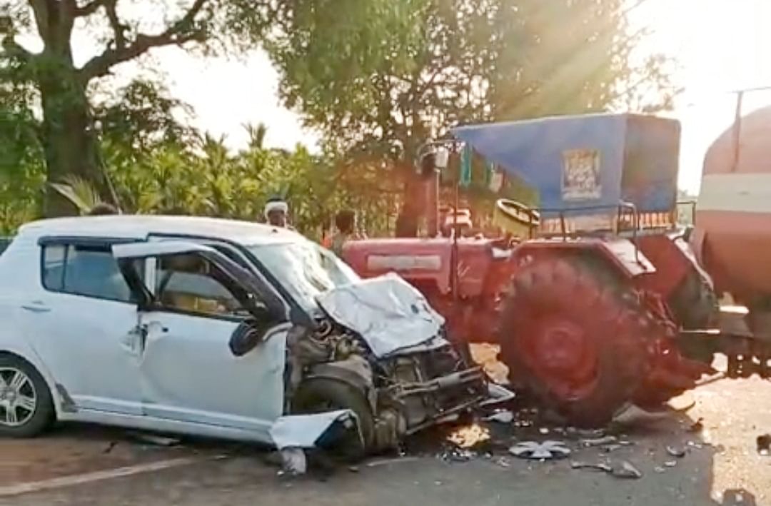 ಶಿಕಾರಿಪುರ ತಾಲ್ಲೂಕಿನ ಹೊನ್ನಾಳಿ ರಸ್ತೆಯ ಸಿದ್ದನಪುರ ಗ್ರಾಮ ಸಮೀಪದ ಶನಿವಾರ ಕಾರು ಹಾಗೂ ಟ್ರ್ಯಾಕ್ಟರ್ ಮಧ್ಯೆ ಸಂಭವಿಸಿದ ಅಪಘಾತದಲ್ಲಿ ಕಾರು ನಜ್ಜು ಗುಜ್ಜಾಗಿದೆ