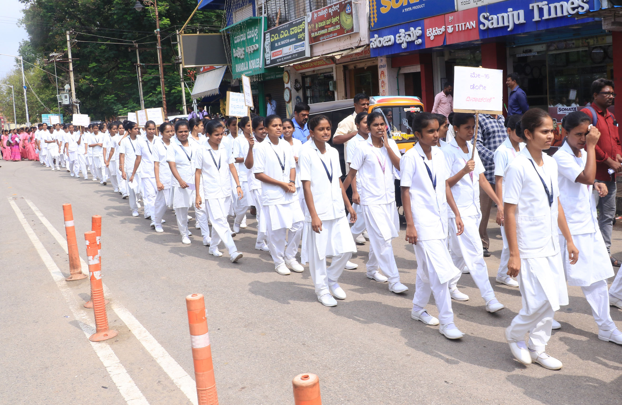 ರಾಷ್ಟ್ರೀಯು ಡೆಂಗಿ ದಿನದ ಅಂಗವಾಗಿ ಚಾಮರಾಜನಗರದಲ್ಲಿ ಗುರುವಾರ ಜಾಗೃತಿ ಜಾಥಾ ನಡೆಯಿತು