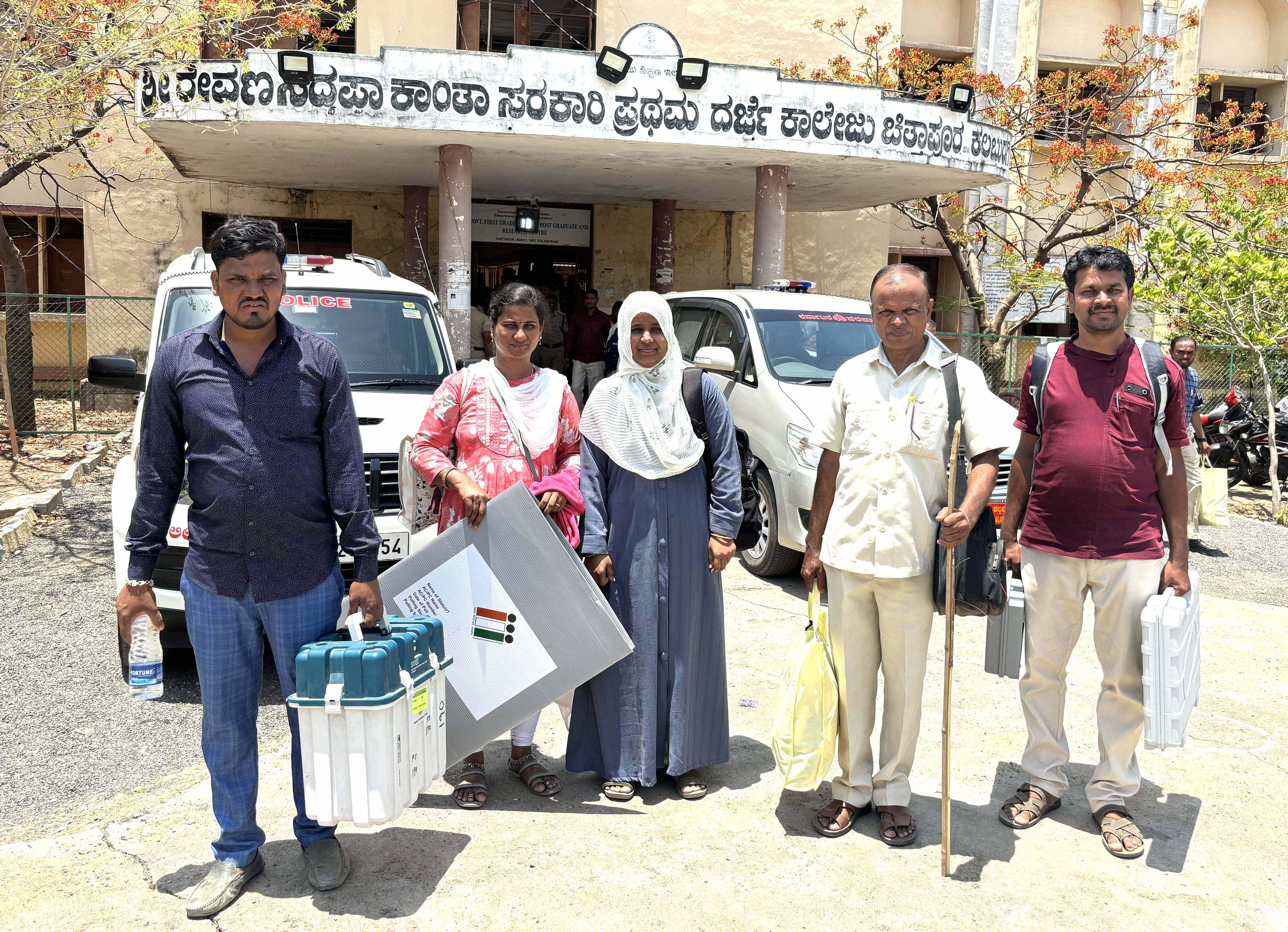 ಚಿತ್ತಾಪುರ ಪಟ್ಟಣದ ಹೊರವಲಯದಲ್ಲಿರುವ ರೇವಣಸಿದ್ದಪ್ಪ ಕಾಂತಾ ಸರ್ಕಾರಿ ಪದವಿ ಕಾಲೇಜಿನಲ್ಲಿ ಸೋಮವಾರ ಮತಯಂತ್ರ, ಮತದಾನ ಸಾಮಾಗ್ರಿ ತೆಗೆದುಕೊಂಡು ಮತಗಟ್ಟೆ ಅಧಿಕಾರಿ, ಸಿಬ್ಬಂದಿ ಮತಗಟ್ಟೆಗೆ ತೆರಳಿದರು