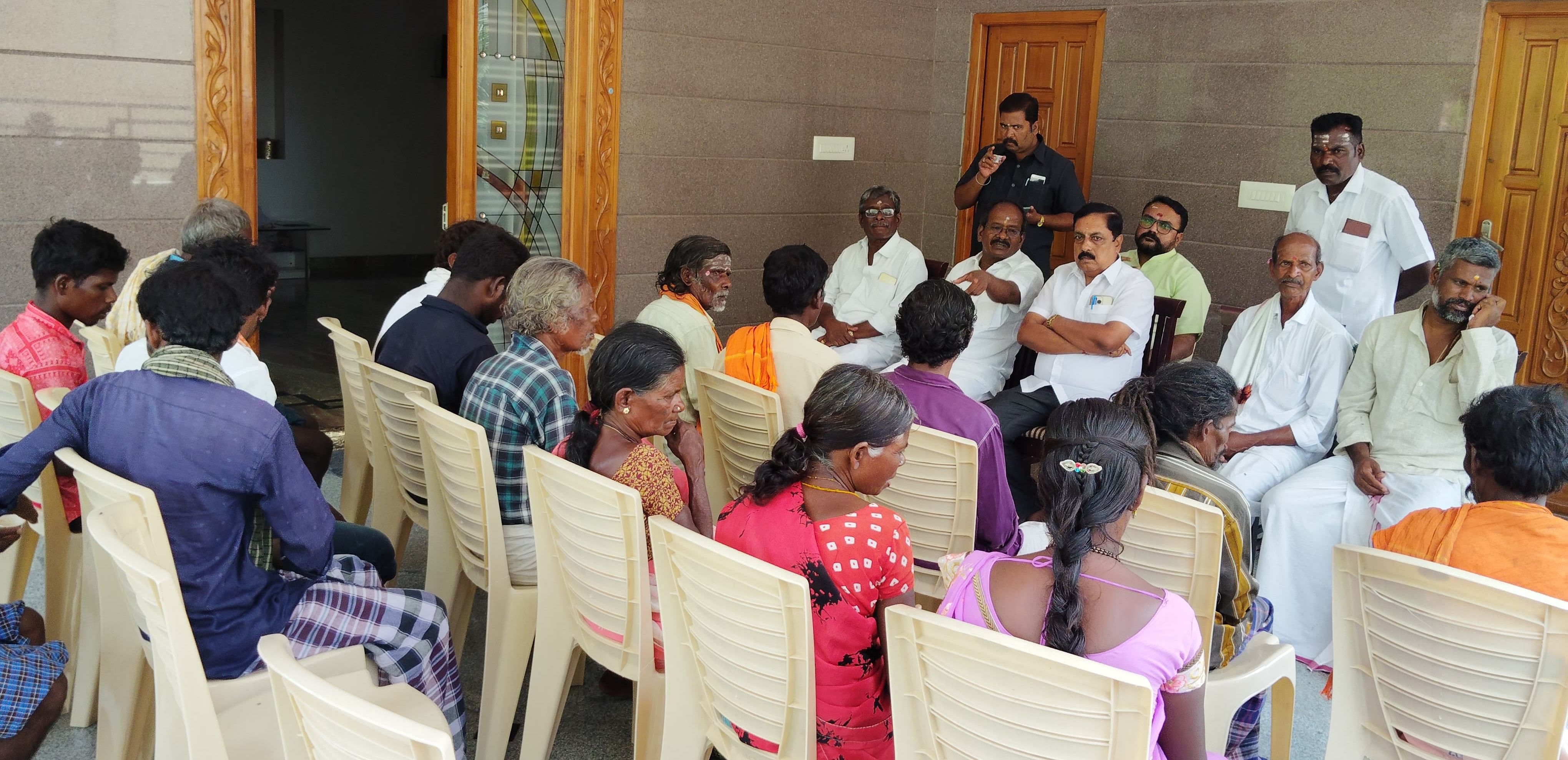 ಮೆಂದರೆ ಗ್ರಾಮಸ್ಥರು ಸೋಮವಾರ ಮಹದೇಶ್ವರ ಬೆಟ್ಟದಲ್ಲಿ ಮಾಜಿ ಶಾಸಕ ಆರ್‌.ನರೇಂದ್ರ ಅವರನ್ನು ಭೇಟಿ ಮಾಡಿ ತಮ್ಮ ಅಳಲನ್ನು ತೋಡಿಕೊಂಡರು