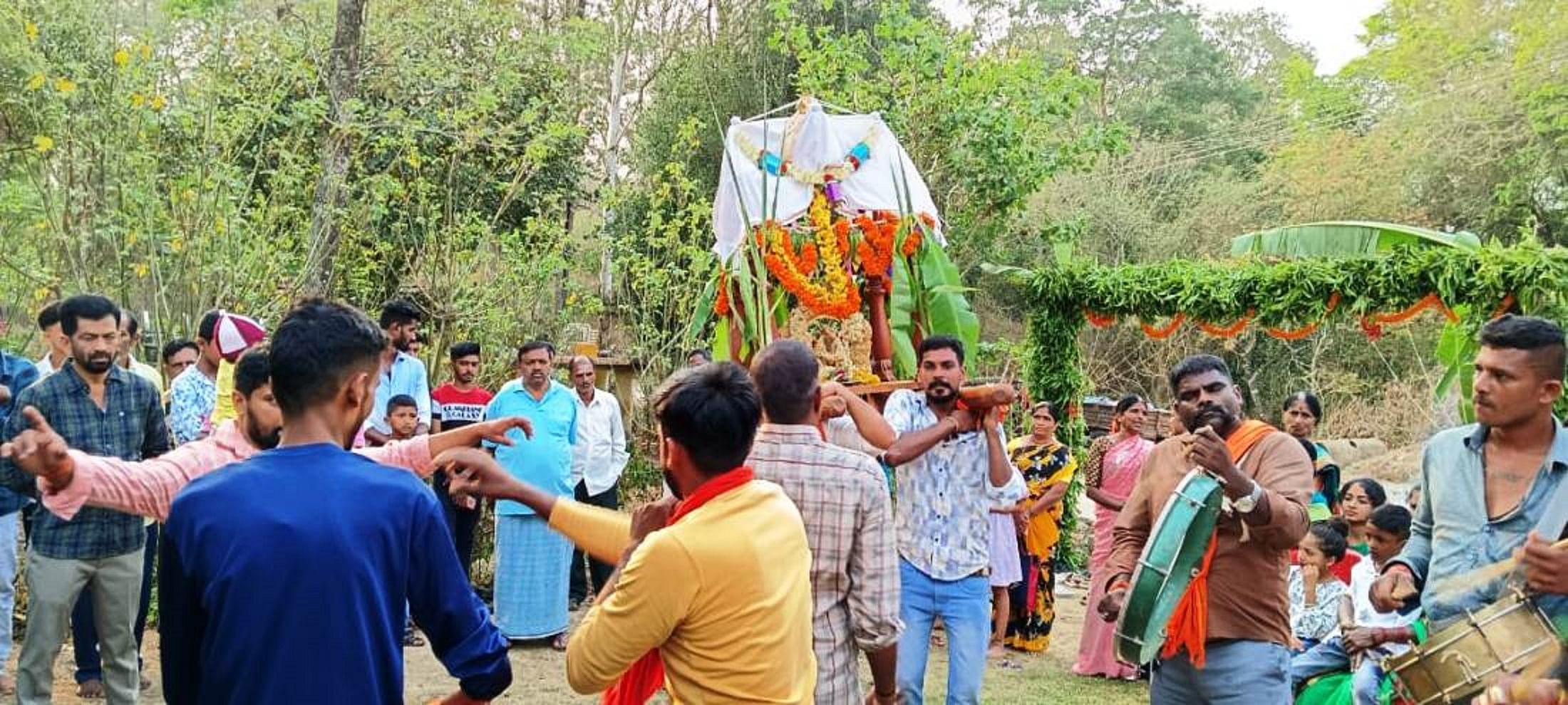 ಮುಳ್ಳೂರು ಗ್ರಾಮದ ಬಸವೇಶ್ವರಸ್ವಾಮಿ ದೇವರ ವಾರ್ಷಿಕ ಪೂಜಾ ಮಹೋತ್ಸವದಲ್ಲಿ ಅಡ್ಡಪಲ್ಲಕ್ಕಿ ಮೆರವಣಿಗೆ ಸಾಗುತ್ತಿರುವುದು