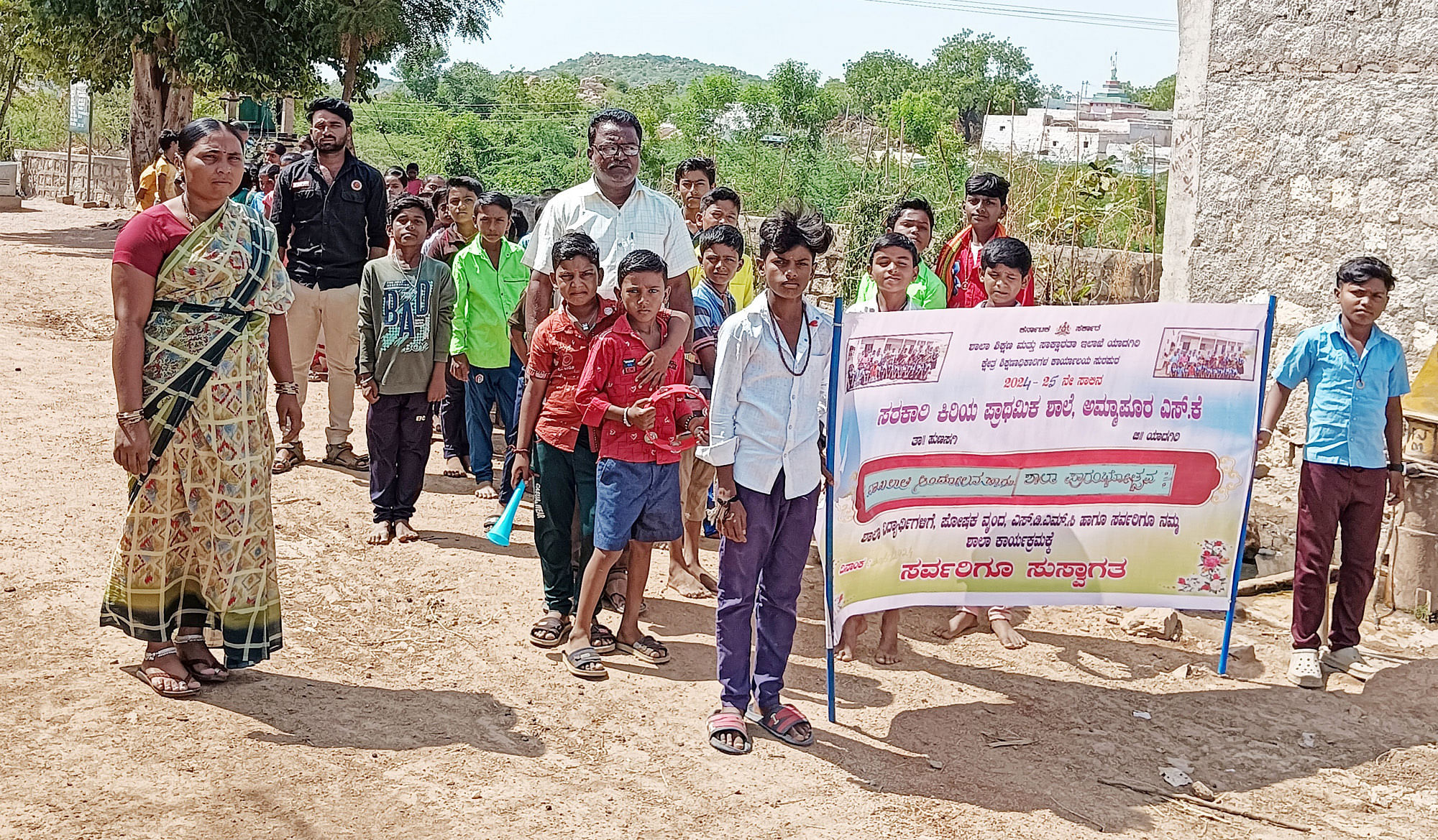 ನಾರಾಯಣಪುರ ಸಮೀಪದ ಅಮ್ಮಾಪುರ ಎಸ್‌.ಕೆ.ಸರ್ಕಾರಿ ಶಾಲೆಯ ವಿದ್ಯಾರ್ಥಿಗಳು ಶಾಲಾ ದಾಖಲಾತಿ ಆಂದೋಲನ ಕುರಿತು ಜಾಗೃತಿ ಮೂಡಿಸಿದರು