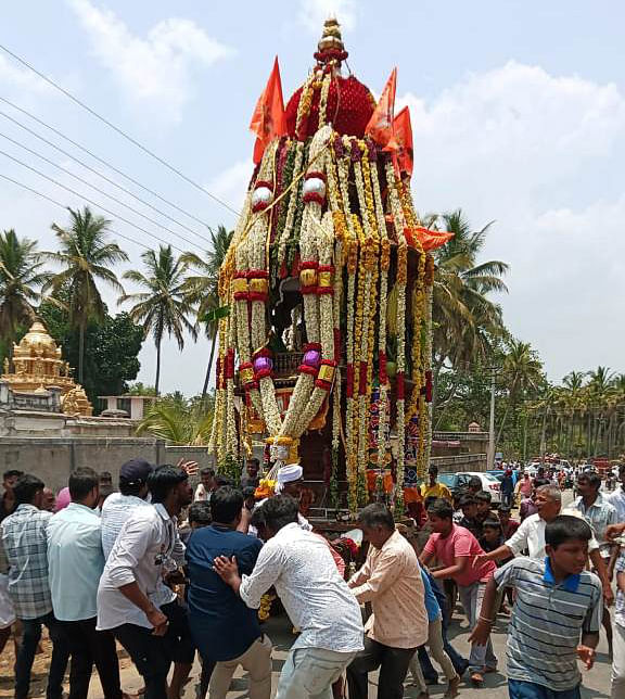 ಸಾಲಿಗ್ರಾಮ ಪಟ್ಟಣದ ಯೋಗನರಸಿಂಹಸ್ವಾಮಿಯ ಬ್ರಹ್ಮರಥೋತ್ಸವ ಭಾನುವಾರ ಸಾವಿರಾರು ಭಕ್ತರ ಜಯಘೋಷಣೆಯೊಂದಿಗೆ ಅದ್ದೂರಿಯಾಗಿ ನಡೆಯಿತು