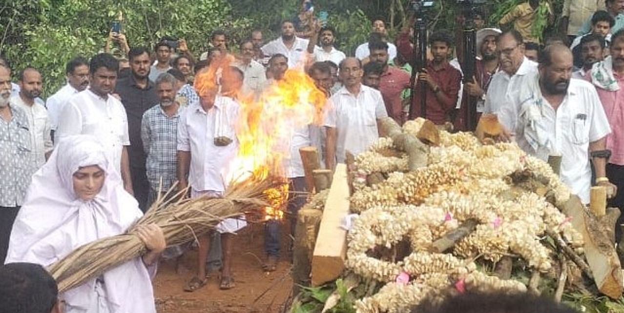 ಬೆಳ್ತಂಗಡಿ ತಾಲ್ಲೂಕಿನ ಕುವೆಟ್ಟು ಗ್ರಾಮದಲ್ಲಿ ವಸಂತ ಬಂಗೇರ ಅಂತ್ಯಕ್ರಿಯೆ ವೇಳೆ ಅವರ ಕಿರಿಯ ಮಗಳು ಬಿನುತಾ ಬಂಗೇರ ಅವರು ಚಿತೆಗೆ ಅಗ್ನಿಸ್ಪರ್ಶ ಮಾಡಿದರು