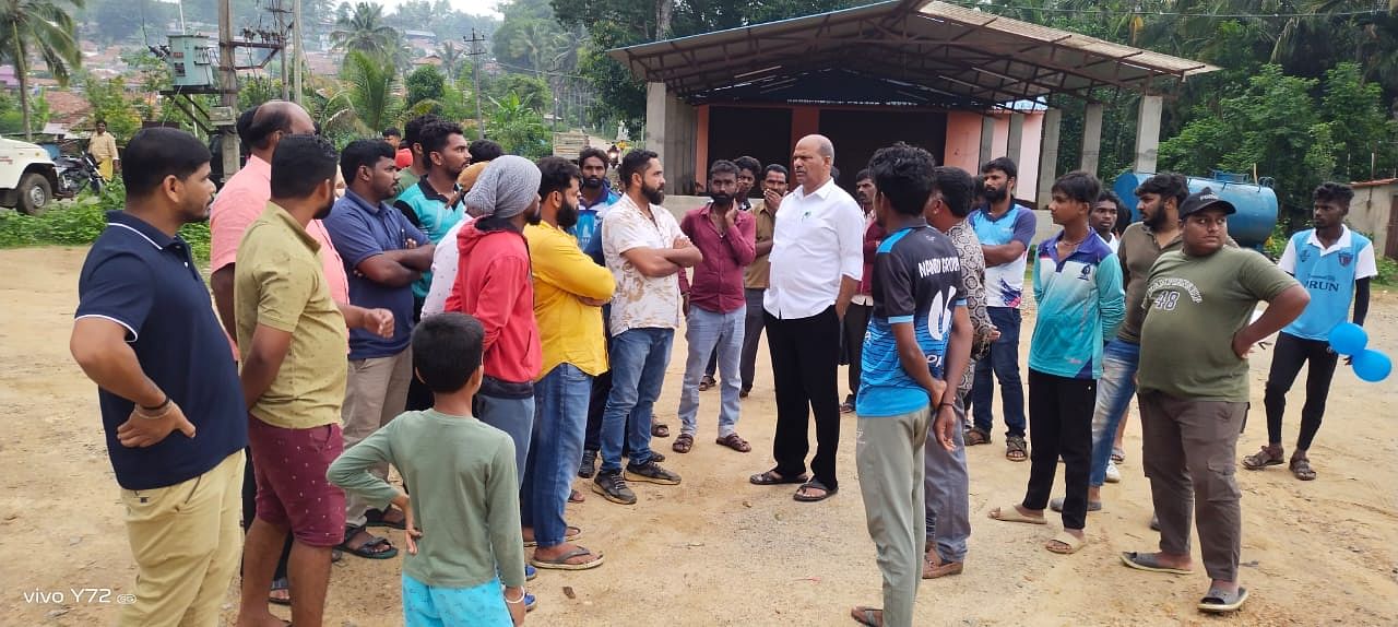 ಬಾಳೆಹೊನ್ನೂರು ಸಮೀಪದ ಅಕ್ಷರನಗರದ ಕ್ರೀಡಾಂಗಣಕ್ಕೆ ಶಾಸಕ ಟಿ.ಡಿ.ರಾಜೇಗೌಡ ಭೇಟಿ ನೀಡಿ ಗ್ರಾಮಸ್ಥರೊಂದಿಗೆ ಚರ್ಚಿಸಿದರು. ಕ್ಷೇತ್ರ ಯುವ ಕಾಂಗ್ರೆಸ್ ಮಾಜಿ ಅಧ್ಯಕ್ಷ ಬಿ.ಸಿ.ಸಂತೋಷ್‍ಕುಮಾರ್, ಬಿ.ಕೆ.ಮಧುಸೂದನ್, ಜಾನ್ ಡಿಸೋಜ ಜೊತೆಗಿದ್ದರು