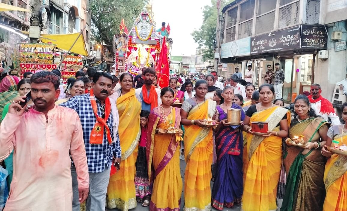 ಜಮಖಂಡಿಯ ಹನುಮಾನ ಚೌಕದಲ್ಲಿ ದೊಡ್ಡ ಬಸವೇಶ್ವರ ರಥೋತ್ಸವ ಮೆರವಣಿಗೆ ನಡೆಯಿತು