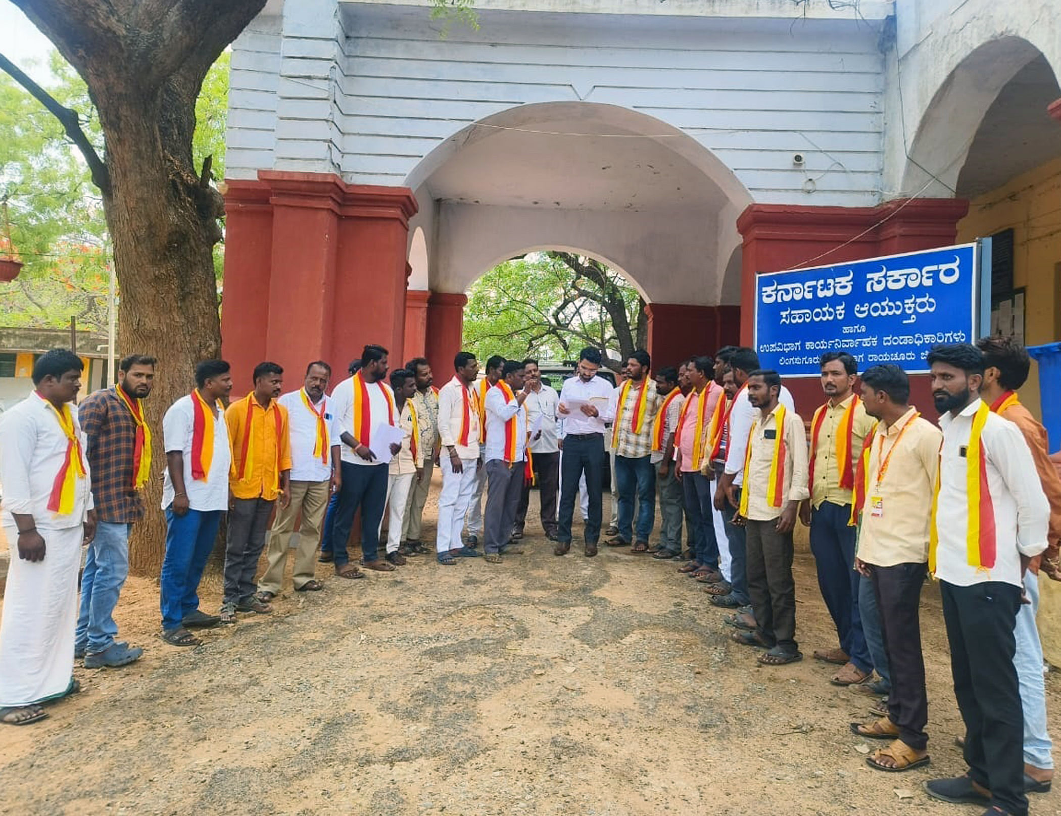 ಲಿಂಗಸುಗೂರಲ್ಲಿನ ರಾಜಕಾಲುವೆ ಒತ್ತುವರಿ ತೆರವುಗೊಳಿಸಿ ಪ್ರಾಕೃತಿಕ ಸಂಪತ್ತು ರಕ್ಷಿಸಲು ಸೋಮವಾರ ನಮ್ಮ ಕರ್ನಾಟಕ ಸೇನೆ ಕಾರ್ಯಕರ್ತರು ಉಪ ವಿಭಾಗಾಧಿಕಾರಿ ಶಿಂಧೆ ಅವಿನಾಶ ಸಂಜೀವನ್ ಅವರಿಗೆ ಮನವಿ ಸಲ್ಲಿಸಿದರು