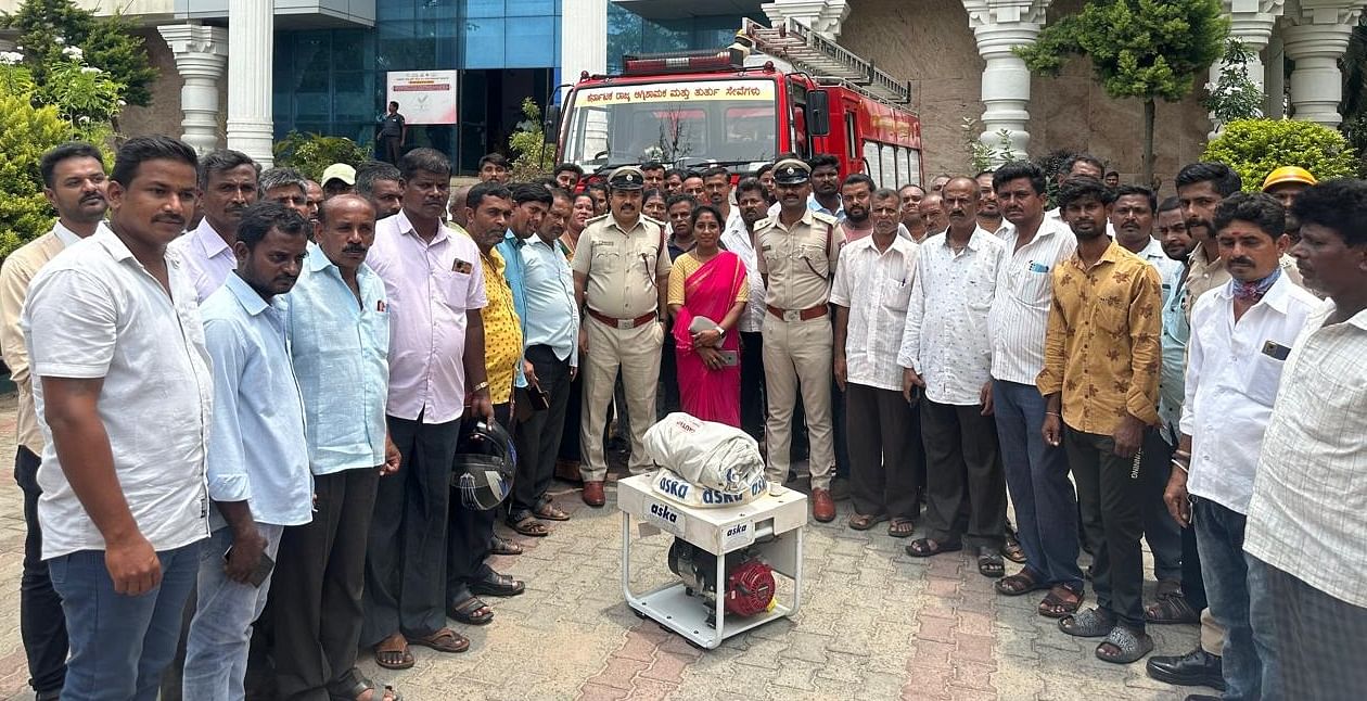 ರಾಮನಗರದ ಜಿಲ್ಲಾ ಪಂಚಾಯಿತಿ ಆವರಣದಲ್ಲಿ ಅಗ್ನಿಶಾಮಕದ ದಳದ ವತಿಯಿಂದ ಪ್ರವಾಹ ರಕ್ಷಣಾ ಕಾರ್ಯಾಚರಣೆ ಕುರಿತು ಪ್ರವಾಹ ಪೀಡಿತ ಪ್ರದೇಶಗಳ ಸ್ಥಳೀಯರಿಗೆ ಸೋಮವಾರ ತರಬೇತಿ ನೀಡಲಾಯಿತು