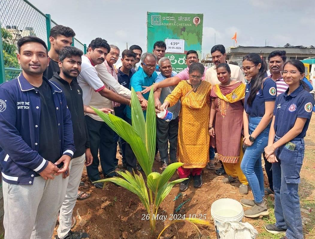 ಹೊಸಕೆರೆ ಆವರಣದಲ್ಲಿ ಅದಮ್ಯ ಚೇತನ ಟ್ರಸ್ಟ್  ಹಾಗೂ ವಿವಿಧ ಶಾಲೆಯ ಮಕ್ಕಳ ಸಹಕಾರದೊಂದಿಗೆ 439 ನೇ ಹಸಿರು ಭಾನುವಾರದಂದು ವಿವಿಧ ಜಾತಿಯ ಸಸಿಗಳನ್ನು ನೆಡಲಾಯಿತು. ತೇಜಸ್ವಿನಿ ಅನಂತ್ ಕುಮಾರ್, ಎನ್.ಕದರಪ್ಪ, ಜಯರಾಮ್, ನಾಗೇಶ್ ಹೆಗೆಡೆ, ಪ್ರಕಾಶ್, ರಾಮಮೂರ್ತಿ ಹಾಗೂ ವಿದ್ಯಾರ್ಥಿಗಳು ಇದ್ದಾರೆ