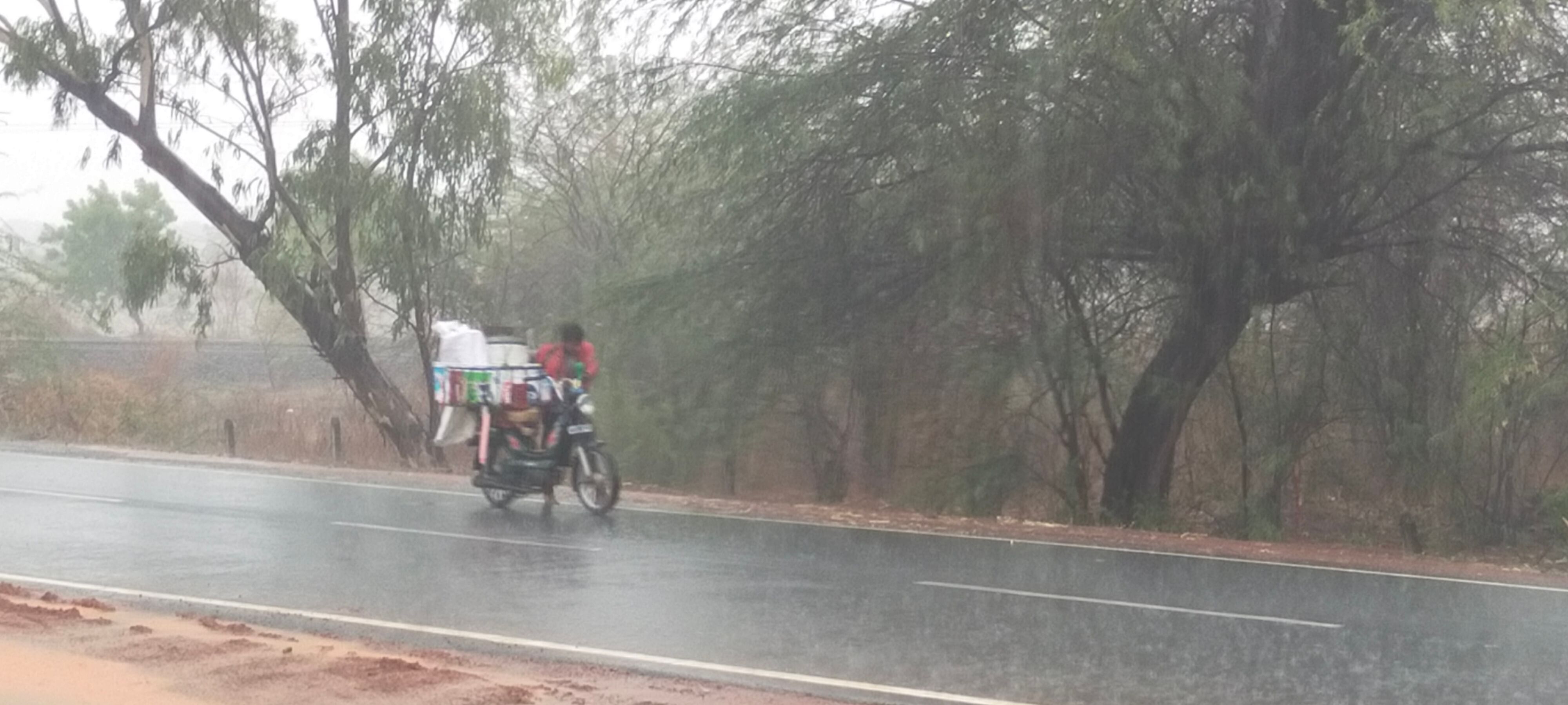 ಭಾಲ್ಕಿಯಲ್ಲಿ ಗುರುವಾರ ಸುರಿದ ಮಳೆಯಲ್ಲಿಯೇ ದ್ವಿಚಕ್ರ ವಾಹನವನ್ನು ತಳ್ಳಿಕೊಂಡು ಹೋಗುತ್ತಿರುವ ಸವಾರ