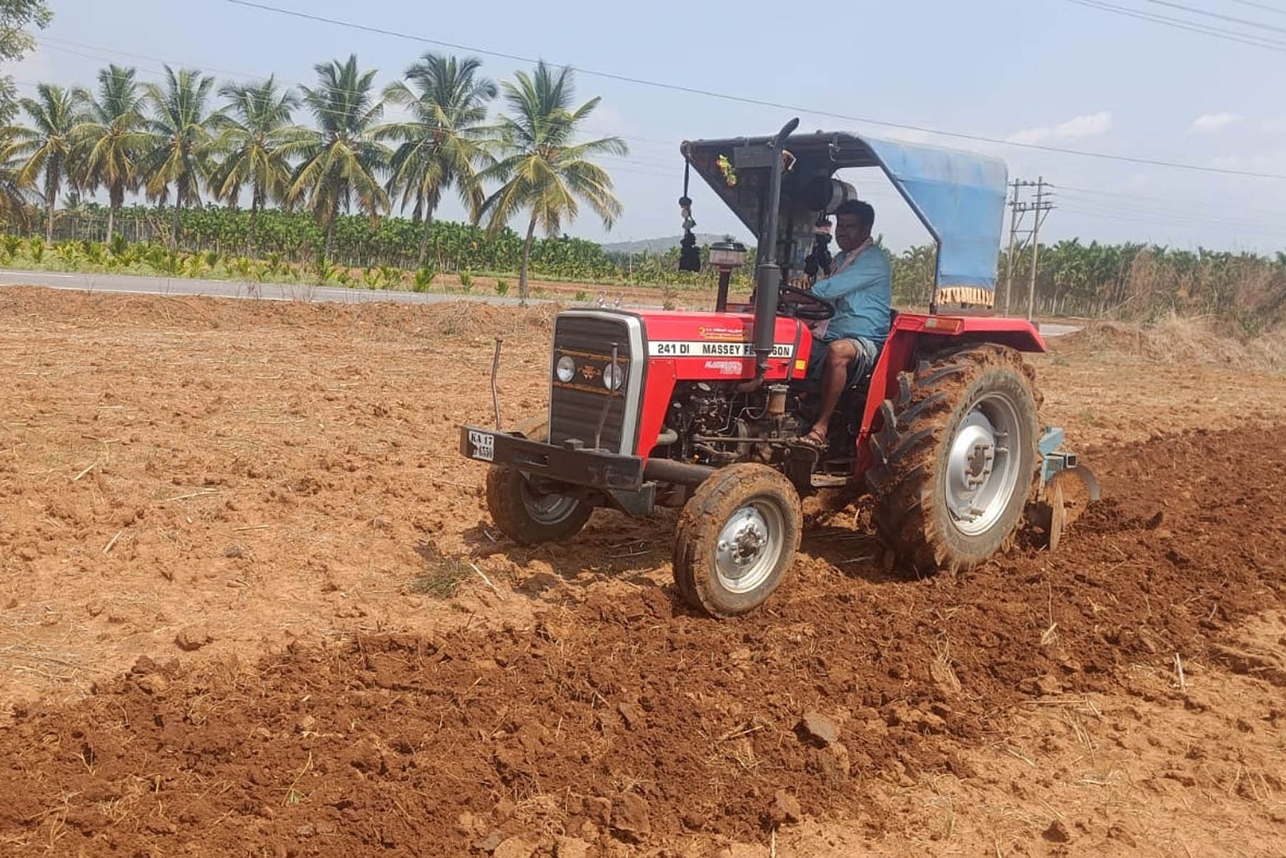 ಚನ್ನಗಿರಿ ತಾಲ್ಲೂಕಿನ ಜೋಳದಹಾಳ್ ಗ್ರಾಮದಲ್ಲಿ ಮುಂಗಾರು ಹಂಗಾಮಿನ ಬಿತ್ತನೆ ಕಾರ್ಯಕ್ಕೆ ರೈತರೊಬ್ಬರು ಟ್ರ್ಯಾಕ್ಟರ್ ಮೂಲಕ ಭೂಮಿ ಉಳುಮೆ ಮಾಡುತ್ತಿರುವುದು