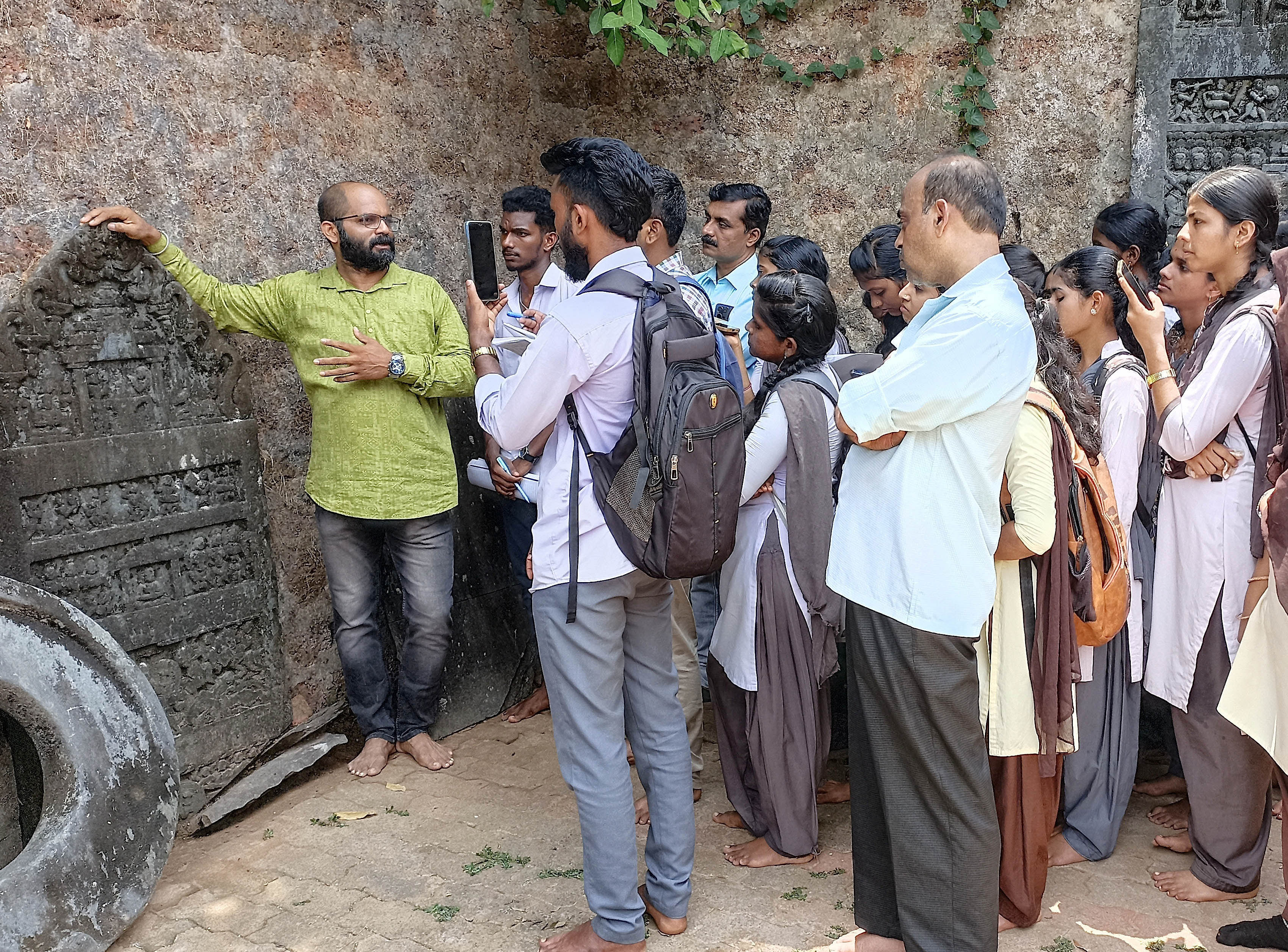 ಕುಮಟಾದ ಸರ್ಕಾರಿ ಪದವಿ ಕಾಲೇಜಿನ ಇತಿಹಾಸ ವಿಭಾಗದ ವಿದ್ಯಾರ್ಥಿಗಳು ಈಚೆಗೆ ತಾಲ್ಲೂಕಿನ ಧಾರೇಶ್ವರದ ಧಾರಾನಾಥ ದೇವಾಲಯದ ಶಿಲಾ ಶಾಸನಗಳ ಅಧ್ಯಯನ ನಡೆಸಿದರು