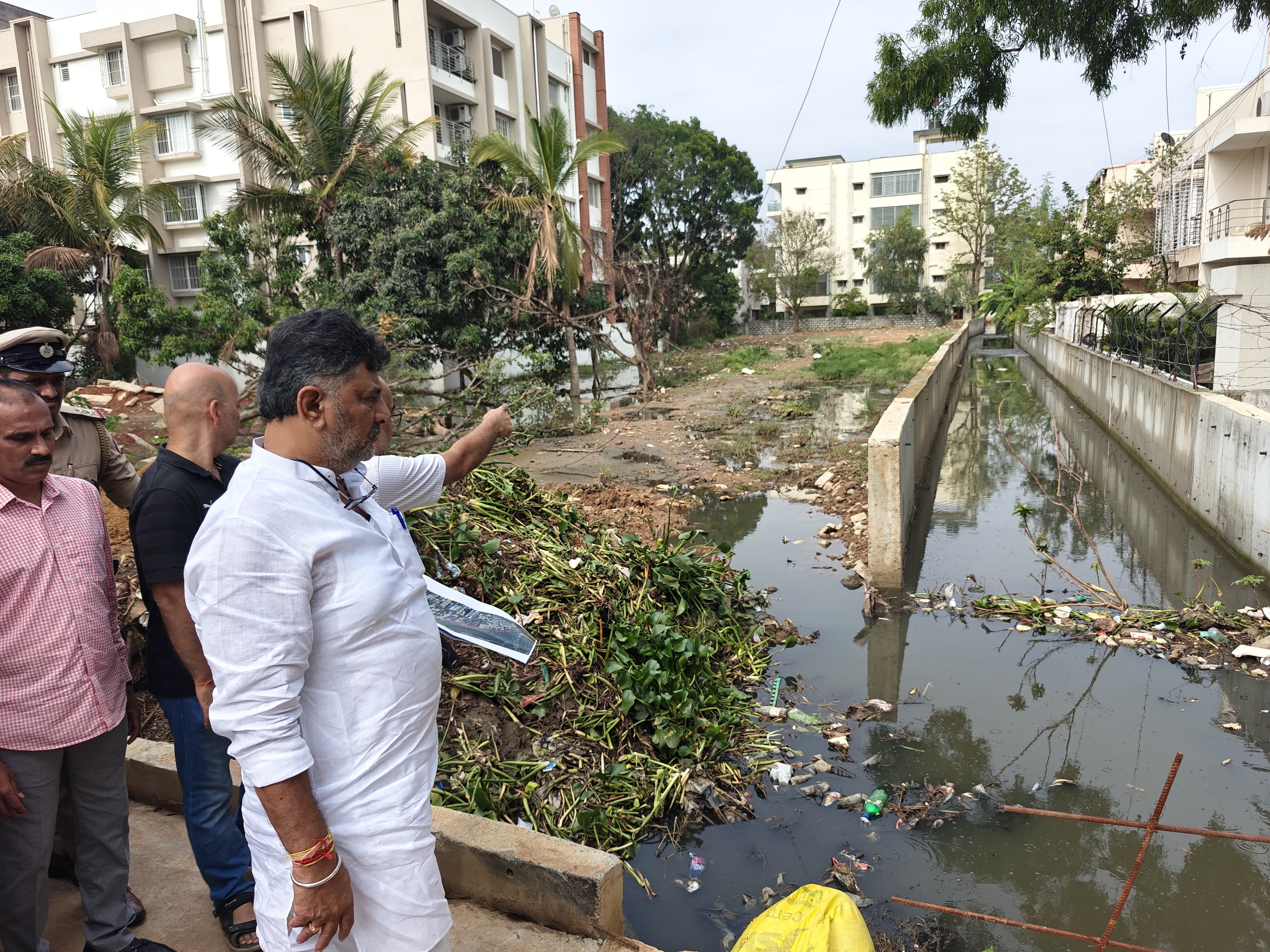 ಯಲಹಂಕದಲ್ಲಿ ಅಪಾರ್ಟ್‌ಮೆಂಟ್‌ಗಳಿಗೆ ಕಾಲುವೆಯಿಂದ ನೀರು ನುಗ್ಗಿದ್ದ ಪ್ರದೇಶಕ್ಕೆ ಉಪ ಮುಖ್ಯಮಂತ್ರಿ ಡಿ.ಕೆ. ಶಿವಕುಮಾರ್‌ ಅವರು ಸೋಮವಾರ ಭೇಟಿ ನೀಡಿ ಪರಿಶೀಲಿಸಿದರು