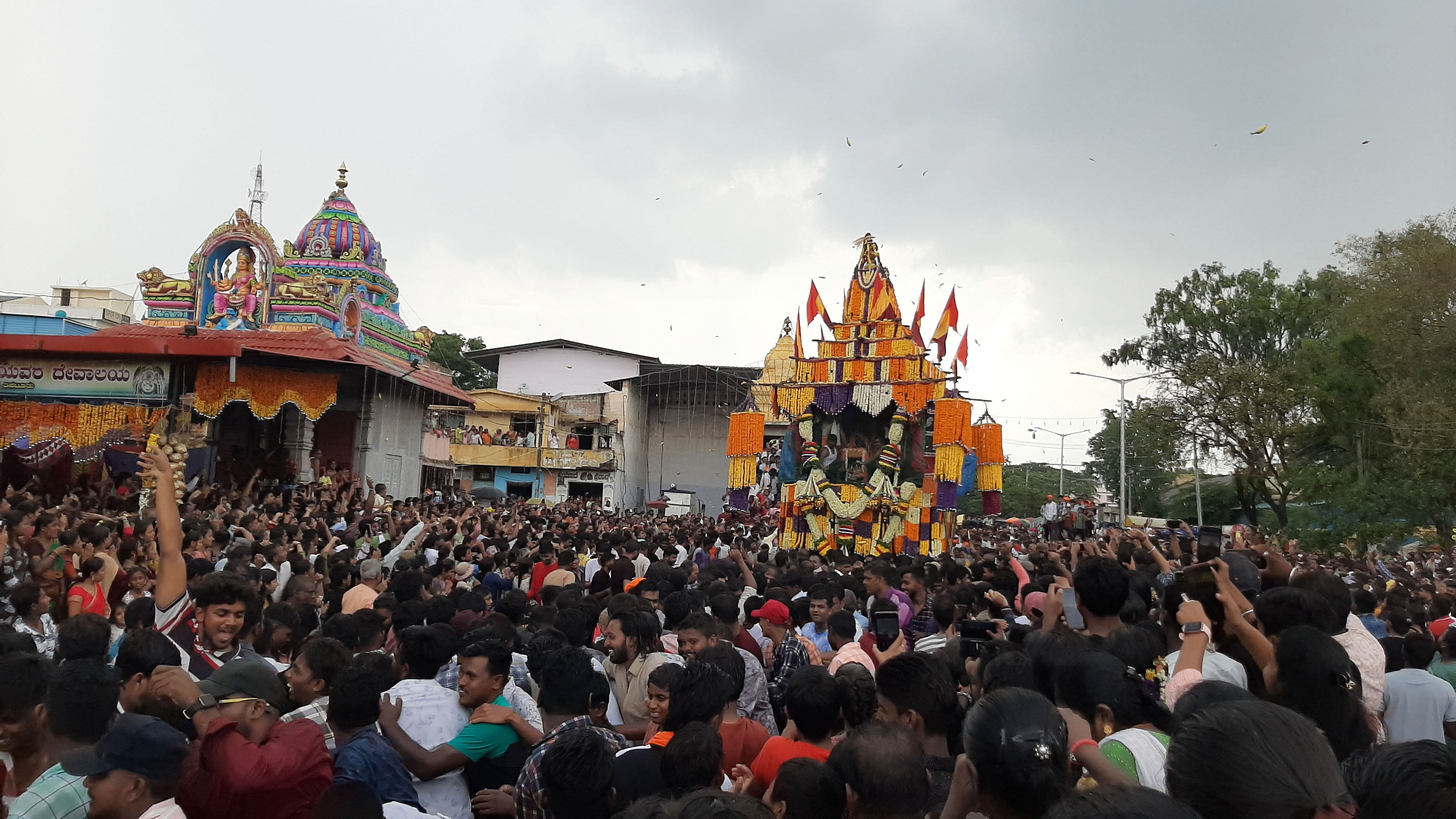 ತಿಪಟೂರಿನಲ್ಲಿ ನಡೆದ ಕೆಂಪಮ್ಮ ದೇವಿ ರಥೋತ್ಸವದಲ್ಲಿ ಪಾಲ್ಗೊಂಡಿದ್ದ ಜನ