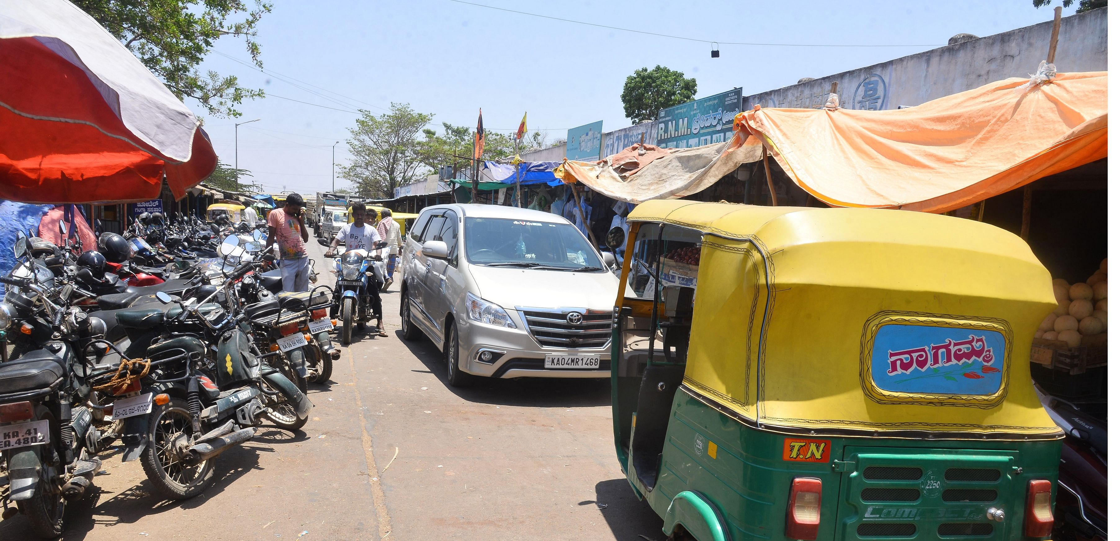 ತುಮಕೂರಿನ ಅಂತರಸನಹಳ್ಳಿ ಮಾರುಕಟ್ಟೆಯಲ್ಲಿ ವಾಹನ ಸವಾರರ ಪರದಾಟ