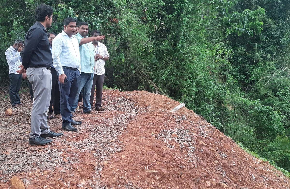 ಕುಮಾರಧಾರ ಬಳಿ ಹೆದ್ದಾರಿ ಕುಸಿದಿರುವ ಸ್ಥಳದಲ್ಲಿ ಜಿಲ್ಲಾಧಿಕಾರಿ ಪರಿಶೀಲನೆ ನಡೆಸಿದರು