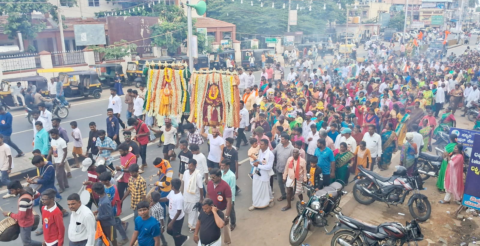 ಮಳವಳ್ಳಿಯ ಅಶೋಕನಗರದಲ್ಲಿ ಆರಂಭವಾಗಿರುವ ಕೆಂಚಣ್ಣ ಮತ್ತು ಕರಿಯಣ್ಣ ದೇವರ ಪಂಚಲೋಹದ ಹರಿಗೆ ಹಬ್ಬದ ಭಾಗವಾಗಿ ಮೆರವಣಿಗೆ ನಡೆಯಿತು