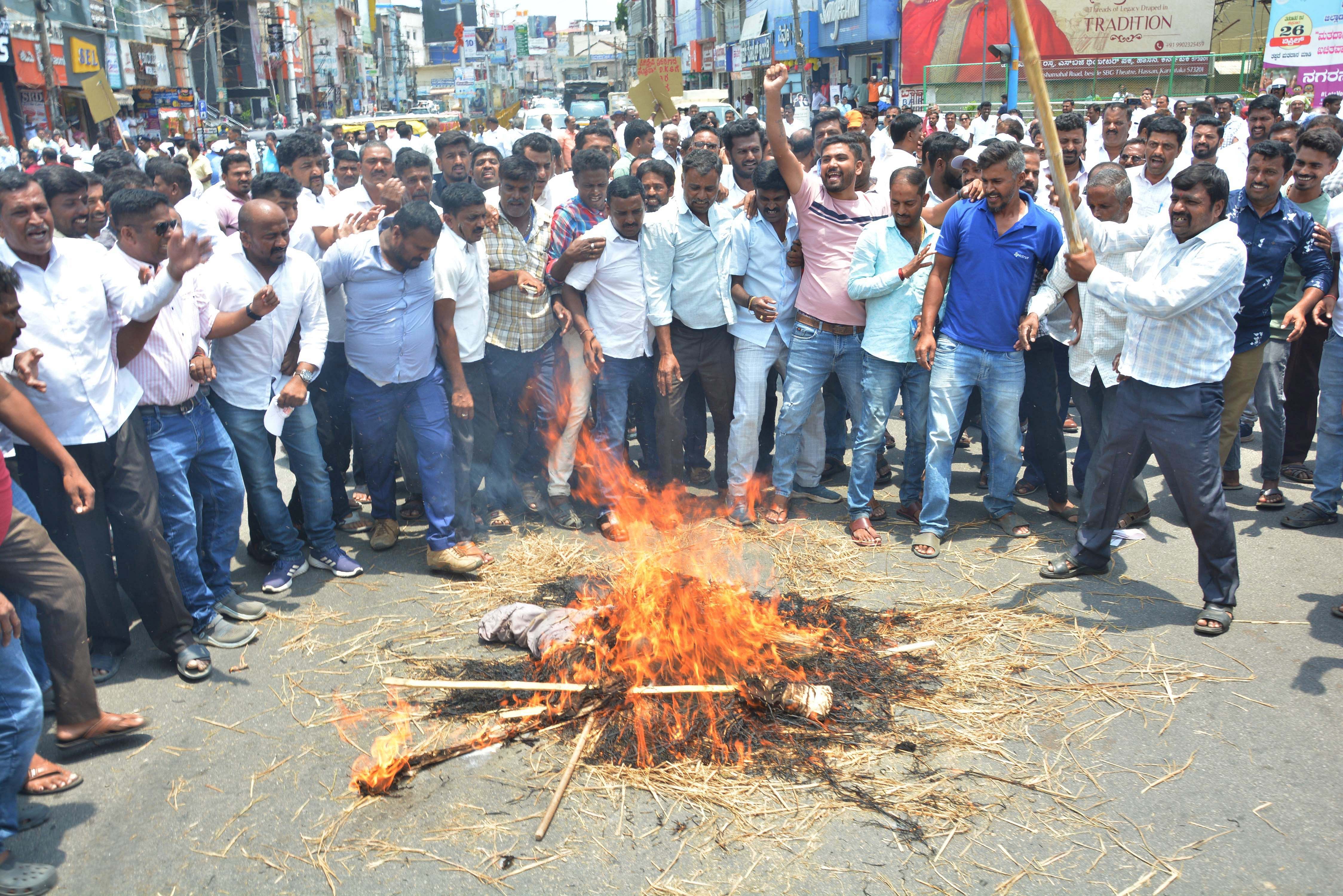 ಹಾಸನದ ಎನ್‌.ಆರ್‌. ವೃತ್ತದಲ್ಲಿ ಮಂಗಳವಾರ ಜೆಡಿಎಸ್‌ ಕಾರ್ಯಕರ್ತರು, ಡಿ.ಕೆ. ಶಿವಕುಮಾರ್‌ ಪ್ರತಿಕೃತಿ ದಹಿಸಿದರು.