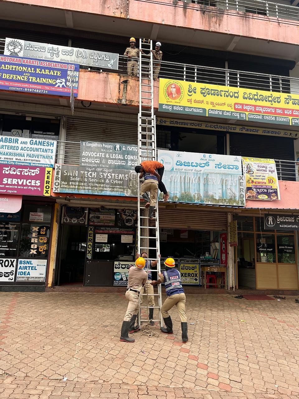 ಬೆಳ್ತಂಗಡಿ ನಗರದ ವಿಘ್ನೇಶ್ ಸಿಟಿ ಕಟ್ಟಡದಲ್ಲಿ ಅಣಕು ಕಾರ್ಯಾಚರಣೆ ನಡೆಯಿತು