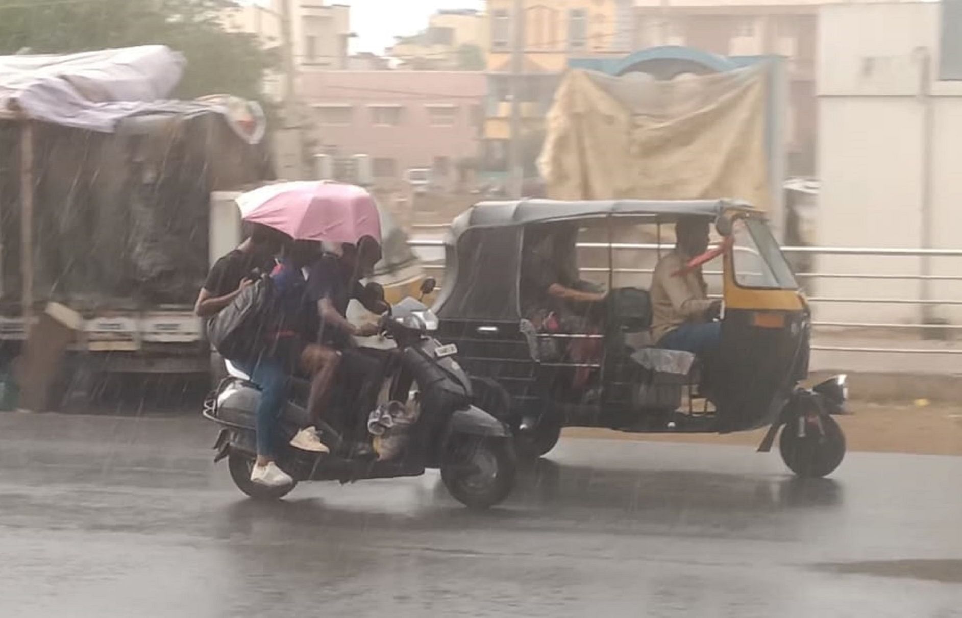 ಕೋಲಾರ ಜಿಲ್ಲೆಯಲ್ಲಿ ವಾರದಿಂದ  ಮಳೆಯಾಗುತ್ತಿದ್ದು ಜನರಿಗೆ, ಧರೆಗೆ ತಂಪೆರೆಯುತ್ತಿದೆ