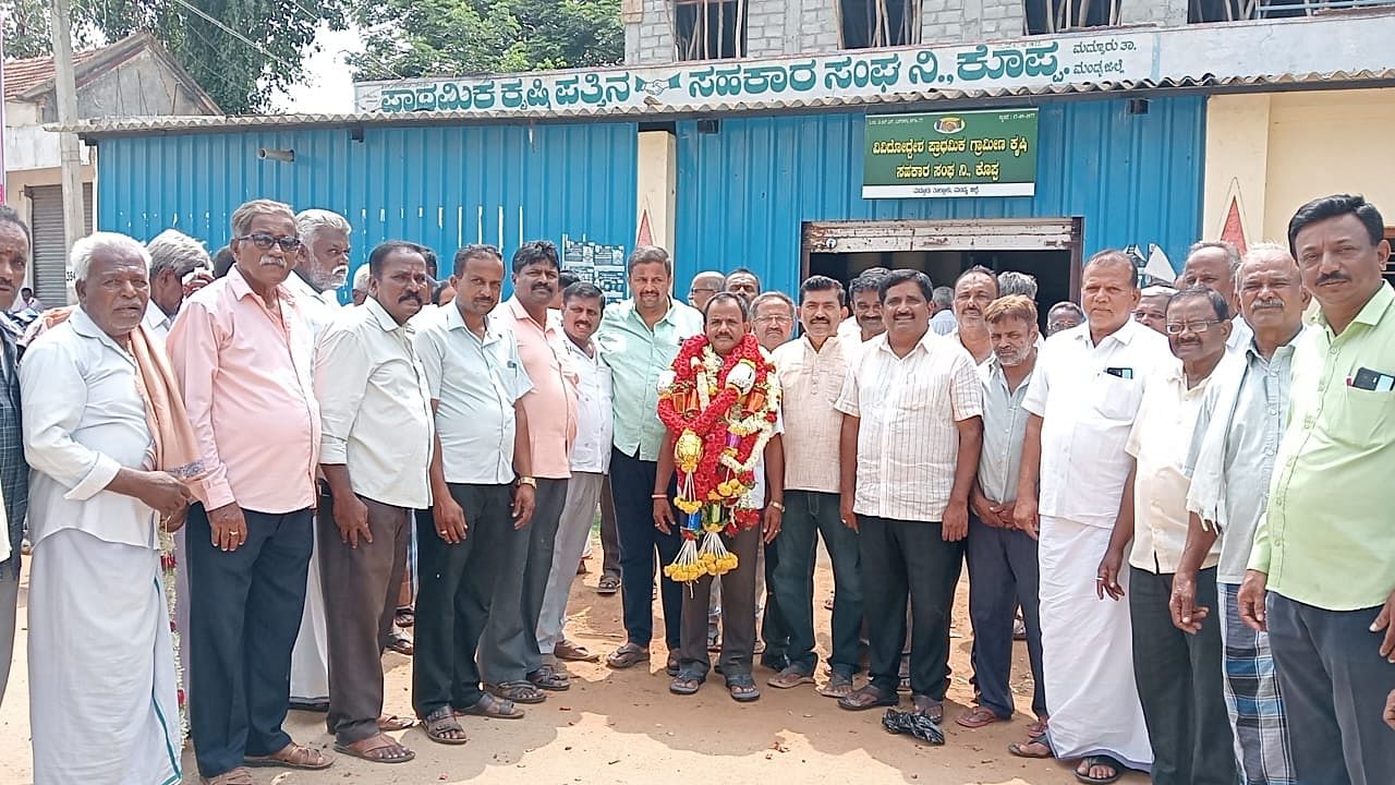 ಮದ್ದೂರು ತಾಲ್ಲೂಕಿನ ಕೊಪ್ಪದ ಪ್ರಾಥಮಿಕ ಗ್ರಾಮೀಣ ಕೃಷಿ ಸಹಕಾರ ಸಂಘದ ನೂತನ ಅಧ್ಯಕ್ಷರಾಗಿ ಕೆ.ಲಿಂಗರಾಜು ಅವಿರೋಧವಾಗಿ ಶುಕ್ರವಾರ ಆಯ್ಕೆಯಾದರು. ಡಿಸಿಸಿ ಬ್ಯಾಂಕ್‌ನ ಅಧ್ಯಕ್ಷ ಕೆ.ಸಿ. ಜೋಗಿಗೌಡ, ಗ್ರಾಮಾಂತರ ಬ್ಲಾಕ್ ಕಾಂಗ್ರೆಸ್ ಅಧ್ಯಕ್ಷ ಕೆ.ಎನ್. ದಿವಾಕರ್, ನಿರ್ದೇಶಕರು ಹಾಜರಿದ್ದರು