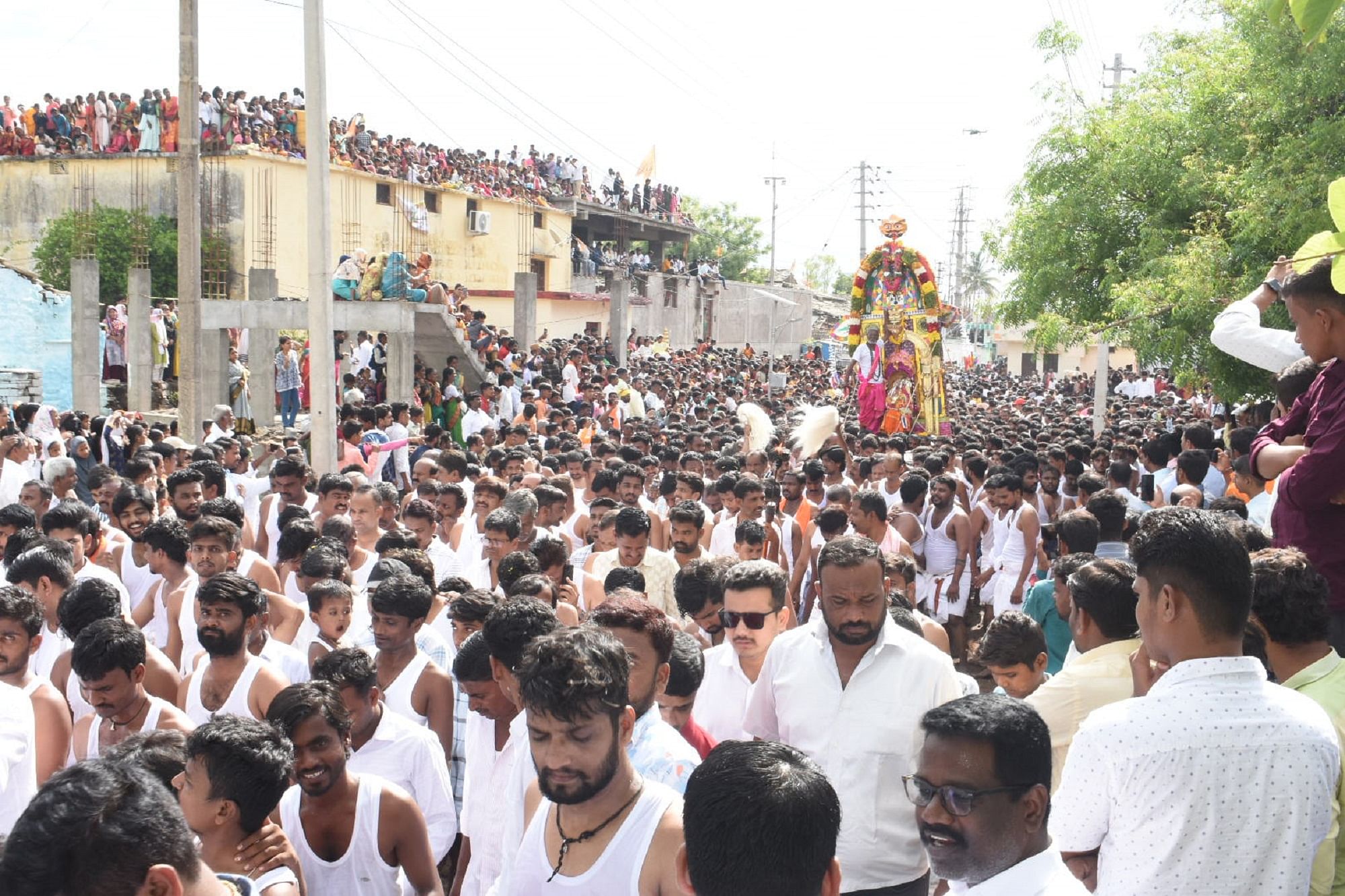 ಚಿಂಚೋಳಿ ತಾಲ್ಲೂಕು ಸುಲೇಪೇಟದಲ್ಲಿ ಗುರುವಾರ ಬೆಳಿಗ್ಗೆ ವೀರಭದ್ರೇಶ್ವರ ಪ್ರಭಾವಳಿ ಉತ್ಸವ ಭಕ್ತಿಶ್ರದ್ಧೆ ಜತೆಗೆ ವೈಭವದಿಂದ ಜರುಗಿತು