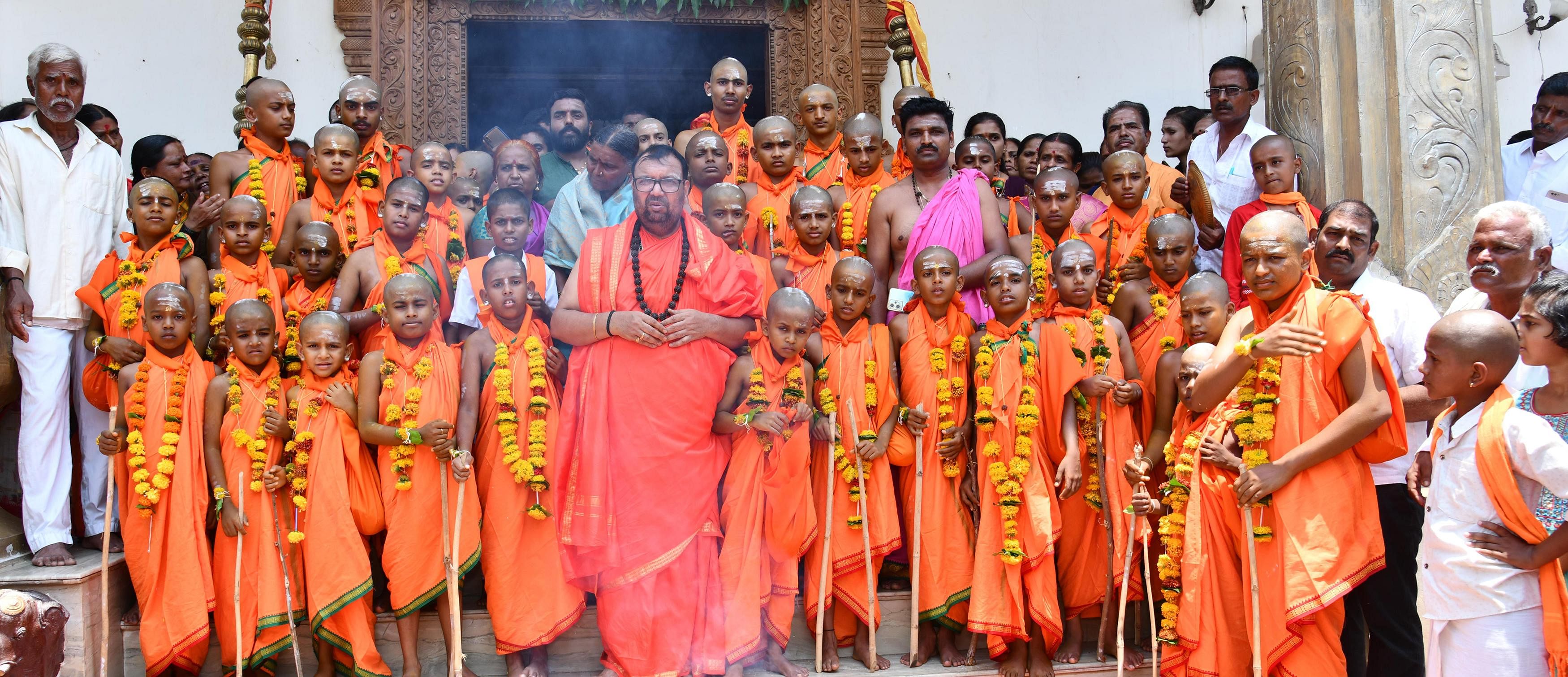 ಹುಕ್ಕೇರಿ ಹಿರೇಮಠದಲ್ಲಿ ಭಾನುವಾರ ವಟುಗಳಿಗೆ ಮಠಾಧ್ಯಕ್ಷ ಚಂದ್ರಶೇಖರ ಸ್ವಾಮೀಜಿ ಲಿಂಗದೀಕ್ಷೆ ನೀಡಿದರು