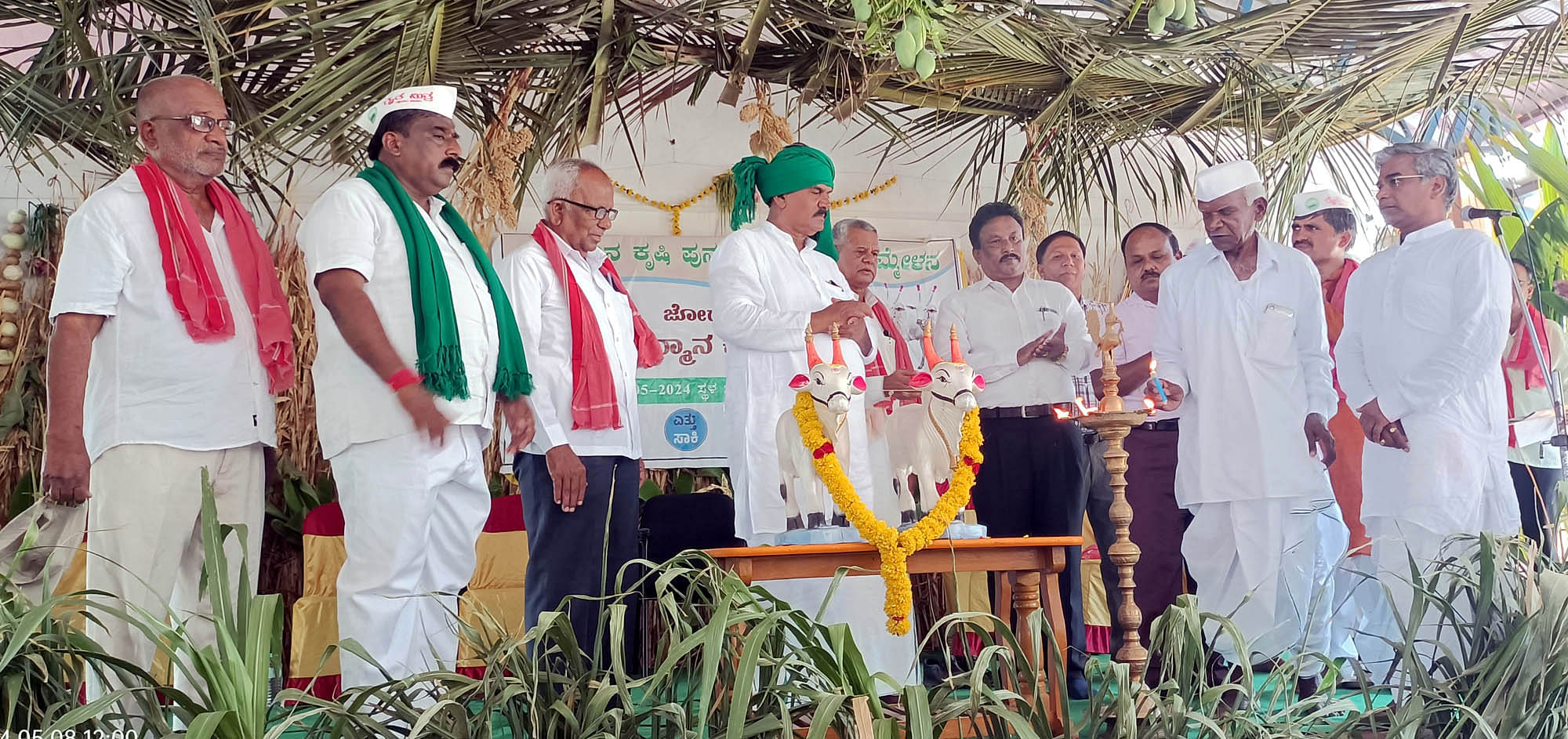 ಮುದ್ದೇಬಿಹಾಳ ತಾಲ್ಲೂಕಿನ ಢವಳಗಿ ಗ್ರಾಮದಲ್ಲಿ ಬುಧವಾರ ನಡೆದ ಜೋಡೆತ್ತಿನ ಕೃಷಿ ಪುನಶ್ಚೇತನ ಸಂಕಲ್ಪ ಸಮ್ಮೇಳನಕ್ಕೆ ಬಿಜೆಪಿ ರೈತ ಮೋರ್ಚಾ ರಾಜ್ಯ ಘಟಕದ ಅಧ್ಯಕ್ಷ ಎ.ಎಸ್. ಪಾಟೀಲ್ ನಡಹಳ್ಳಿ ಹಾಗೂ ಮಡಿವಾಳಪ್ಪ ಬಿರಾದಾರ ಚಾಲನೆ ನೀಡಿದರು