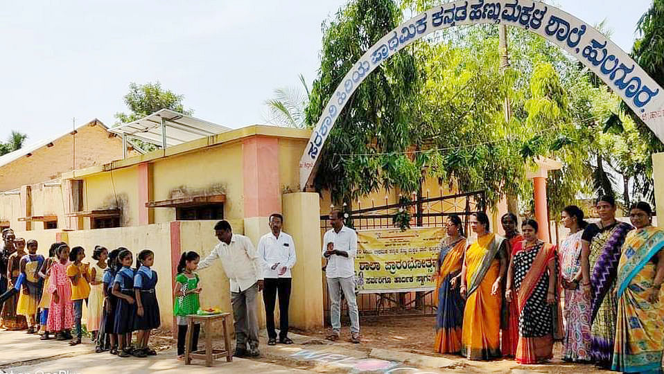 ಶಿಗ್ಗಾವಿ ತಾಲ್ಲೂಕಿನ ಹುಲಗೂರ ಗ್ರಾಮದ ಸರ್ಕಾರಿ ಹಿರಿಯ ಕನ್ನಡ ಹೆಣ್ಣು ಮಕ್ಕಳ ಶಾಲೆ ಪ್ರಾರಂಭೋತ್ಸವದ ಅಂಗವಾಗಿ ಶುಕ್ರವಾರ ಮಕ್ಕಳಿಗೆ ಸಿಹಿ, ಗುಲಾಬಿ ಹೂಗಳನ್ನು ನೀಡಿ ಶಿಕ್ಷಕರು ಸ್ವಾಗತಿಸಿದರು 