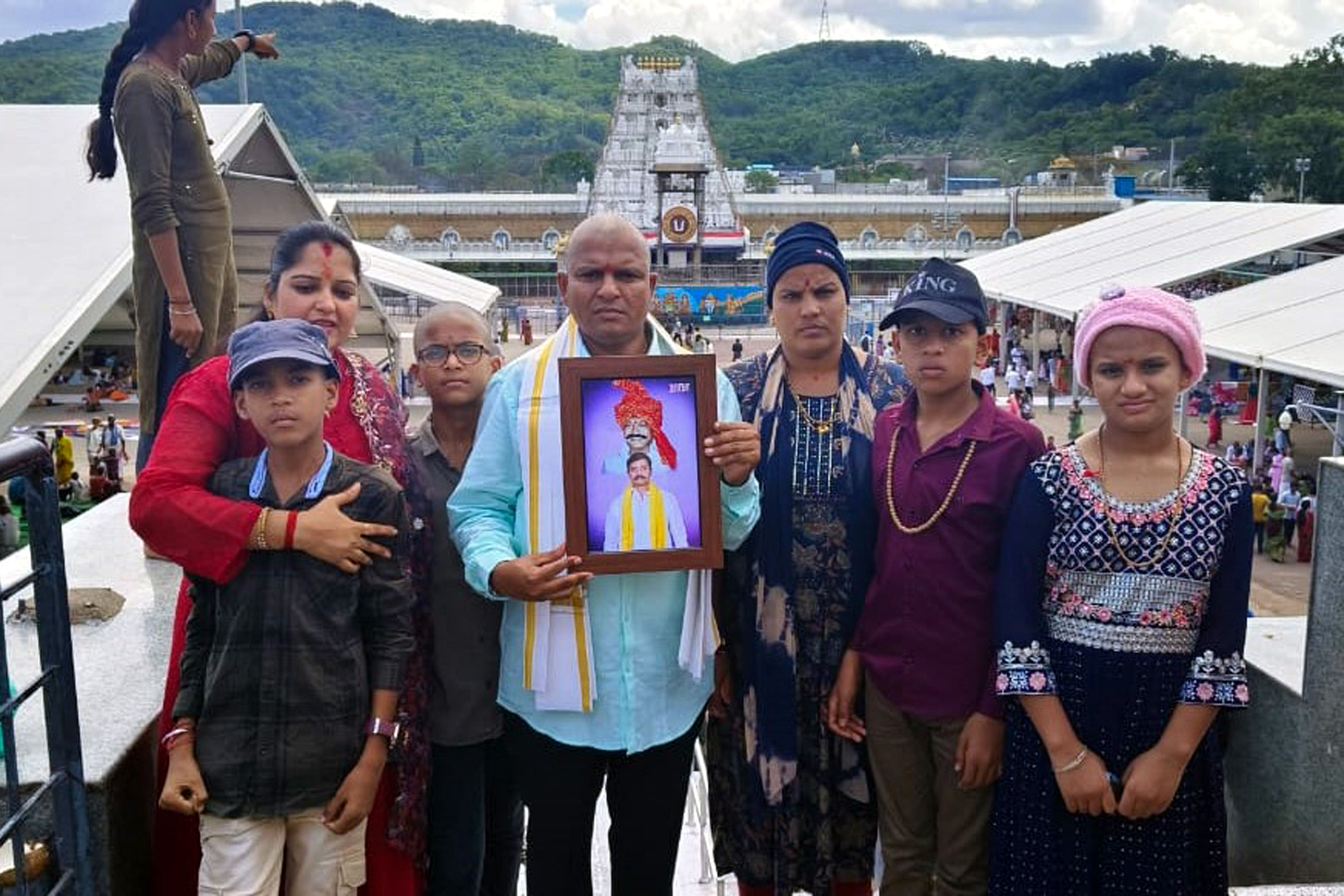 ಹುಣಸಗಿ ತಾಲ್ಲೂಕಿನ ಗೆದ್ದಲಮರಿ ತಾಂಡಾದ ಕೃಷ್ಣಾ ಜಾಧವ ತಿಪತಿ ತಿರುಮಲ ಕ್ಷೇತ್ರದಲ್ಲಿ ಕಾಂಗ್ರೆಸ್ ಅಭ್ಯರ್ಥಿ ರಾಜಾ ವೇಣುಗೋಪಾಲ ನಾಯಕ ಗೆಲುವಿಗೆ ಪೂಜೆ ಸಲ್ಲಿಸಿದ್ದಾರೆ.
