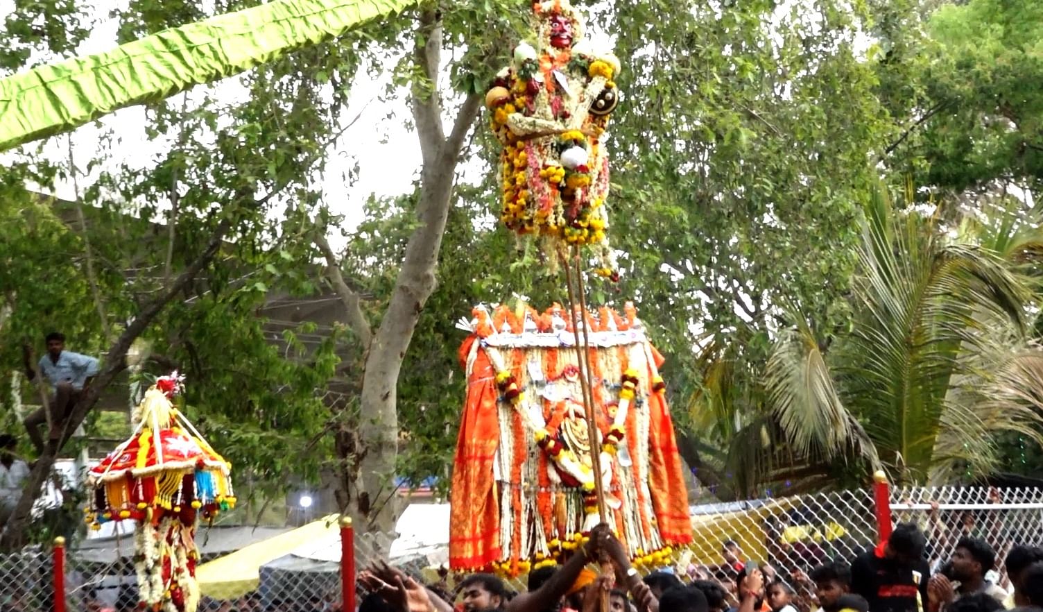 ಮದ್ದೂರಿನ ಗ್ರಾಮದೇವತೆ ಶ್ರೀ ಮದ್ದೂರಮ್ಮನವರ ಹಬ್ಬದ ಪ್ರಯುಕ್ತ ಗುರುವಾರ ಸಿಡಿ ಉತ್ಸವ ನೆರವೇರಿತು