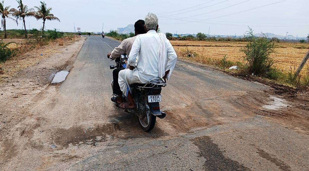 ವಡಗೇರಾ ತಾಲ್ಲೂಕಿನ ಬೀರನಾಳ ಕ್ರಾಸ್‌ನಿಂದ ಅಣತಿ ದೂರದಲ್ಲಿ ರೈತರು ತಮ್ಮ ಜಮೀನಿಗೆ ಪೈಪ್‌ಲೈನ್ ಅಳವಡಿಸಲು ಜಿಲ್ಲಾ ಮುಖ್ಯ ರಸ್ತೆಯನ್ನು ಅಗೆದಿರುವುದರಿಂದ ರಸ್ತೆಯಲ್ಲಿ ಕಂದಕ ಬಿದ್ದಿರುವದು