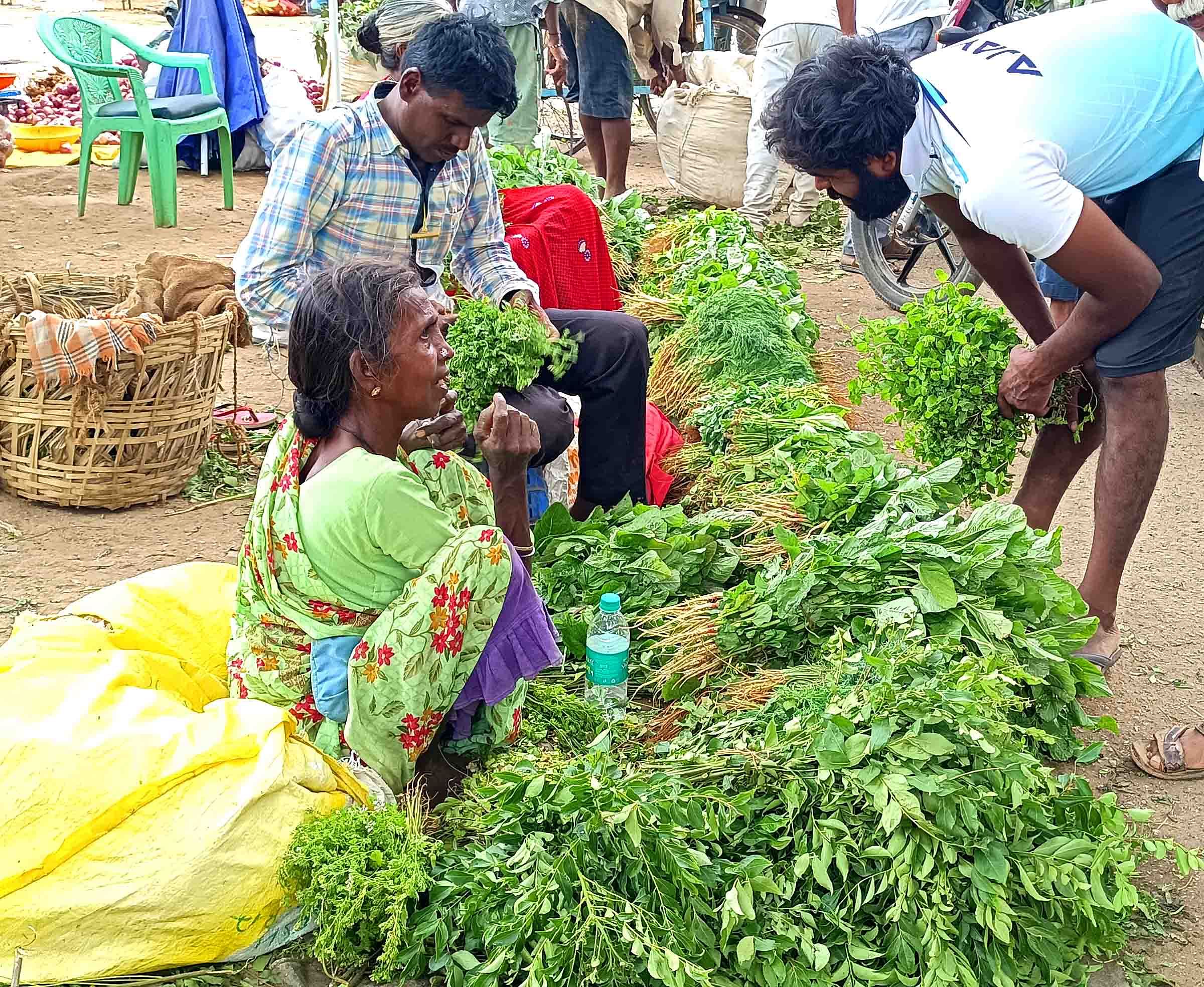 ವಿಜಯಪುರದ ವಾರದ ಸಂತೆಯಲ್ಲಿ ಸೊಪ್ಪು ಮಾರಾಟ