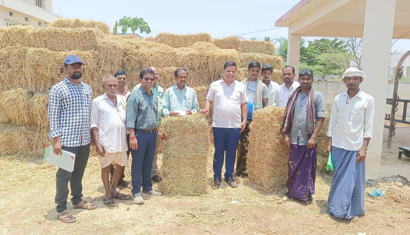 ಹಗರಿಬೊಮ್ಮನಹಳ್ಳಿಯಲ್ಲಿ ಸ್ಥಾಪಿಸಿರುವ ಮೇವು ಬ್ಯಾಂಕ್‍ನಲ್ಲಿ ತಹಶೀಲ್ದಾರ್ ಚಂದ್ರಶೇಖರ್ ಶಂಭಣ್ಣ ಗಾಳಿ ಹಾಗೂ ಪಶು ವೈದ್ಯಕೀಯ ಇಲಾಖೆಯ ಸಹಾಯಕ ನಿರ್ದೇಶಕ ಡಾ. ಸೂರಪ್ಪ ಪೂಜಾರ್ ಅವರು ರೈತರಿಗೆ ಮೇವು ವಿತರಿಸಿದರು