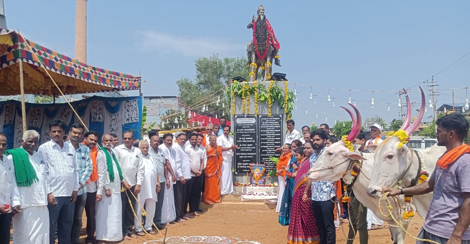 ಶಿಕಾರಿಪುರದ ಬಸವೇಶ್ವರ ವೃತ್ತದಲ್ಲಿ ಶುಕ್ರವಾರ ಬಸವೇಶ್ವರರ ಜಯಂತ್ಯುತ್ಸವ ಪ್ರಯುಕ್ತ ಅಖಿಲ ಭಾರತ ವೀರಶೈವ ಮಹಾಸಭಾ ತಾಲ್ಲೂಕು ಘಟಕ ಪದಾಧಿಕಾರಿಗಳು ಬಸವೇಶ್ವರರ ಪುತ್ಥಳಿಗೆ ಮಾಲಾರ್ಪಣೆ ಮಾಡಿ ಹಾಗೂ ಪುಷ್ಪ ನಮನ ಸಲ್ಲಿಸಿದರು 