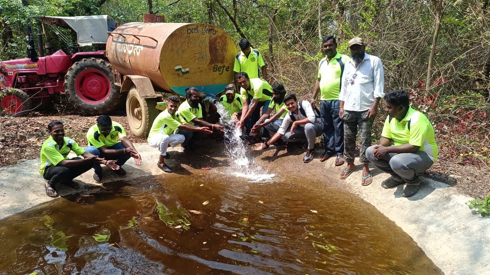 ಧಾರವಾಡದ ಬಣದೂರು ಚೆಕ್‌ಪೋಸ್ಟ್‌ ಬಳಿಯ ಅರಣ್ಯದಲ್ಲಿನ ತೊಟ್ಟಿಯಲ್ಲಿ ವೈಲ್ಡ್‌ಲೈಫ್‌ ವೆಲ್ಫೇರ್‌ ಸೊಸೈಟಿ ಸದಸ್ಯರು ಟ್ಯಾಂಕರ್‌ ಮೂಲಕ ನೀರು ತುಂಬಿಸಿದರು