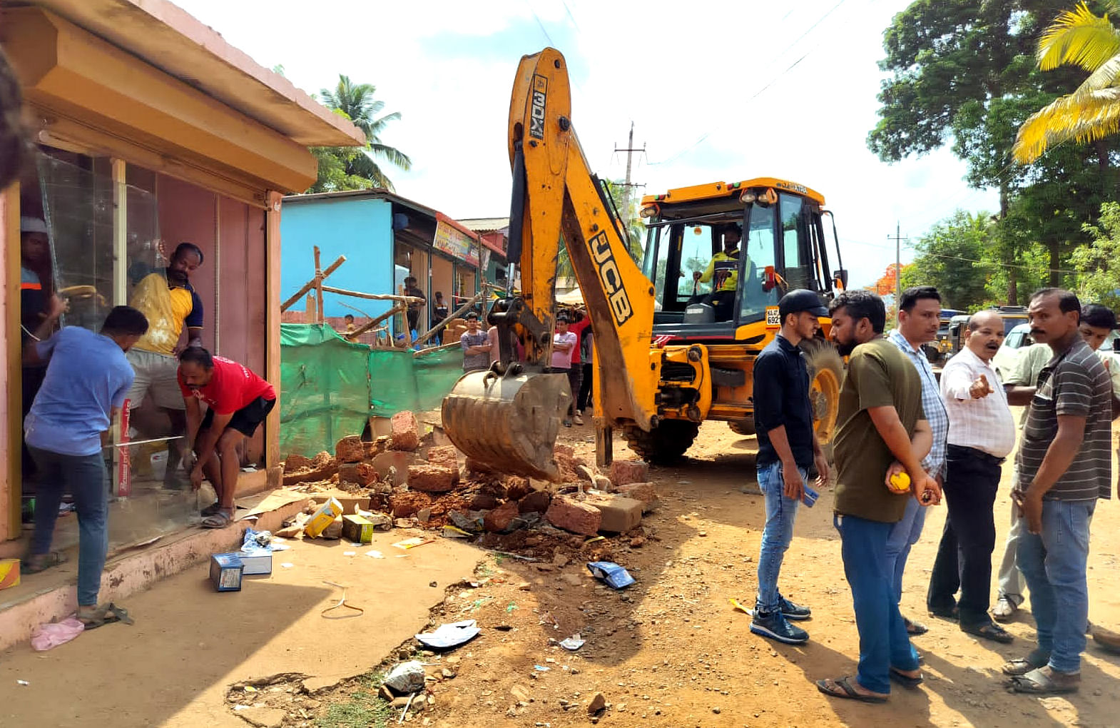 ೩೦ಕೆಎಂಟಿ೧ಇಪಿ: ಕುಮಟಾ-ಸಿದ್ದಾಪುರ ರಸ್ತೆ ಅಗಲೀಕರಣಕ್ಕಾಗಿ ತಾಲ್ಲೂಕಿನ ಸಂತೆಗುಳಿ ಬಳಿ ರಸ್ತೆ ಅತಿಕ್ರಮಿಸಿದ್ದ ಅಂಗಡಿಗಳ ತೆರವಿಗೆ ಗುರುವಾರ ಲೋಕೋಪಯೋಗಿ ಇಲಾಖೆ ಅಧಿಕಾರಿಗಳು ಮುಂದಾದರು.