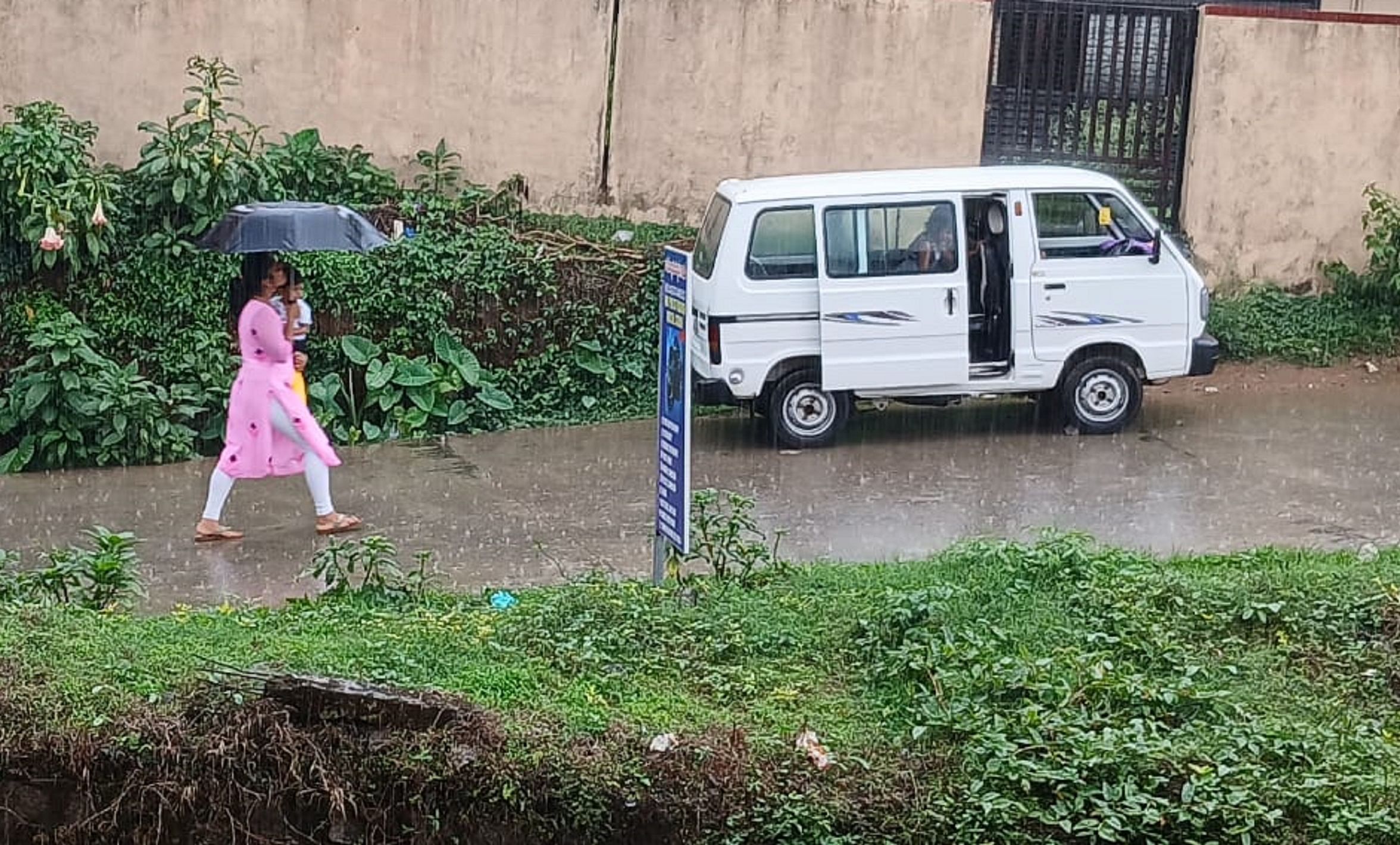 ಮಡಿಕೇರಿ ನಗರದ ಓಂಕಾರೇಶ್ವರ ದೇವಸ್ಥಾನದ ರಸ್ತೆಯಲ್ಲಿ ಶನಿವಾರ ಸುರಿಯುತ್ತಿದ್ದ ಭಾರಿ ಮಳೆಯಲ್ಲೇ ಮಗುವನ್ನು ಎತ್ತಿಕೊಂಡು ಮಹಿಳೆಯೊಬ್ಬರು ಸಾಗಿದರು. ಪ್ರಜಾವಾಣಿ ಚಿತ್ರ/ರಂಗಸ್ವಾಮಿ