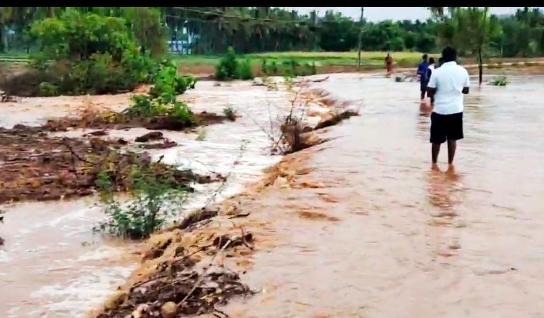 ಮಧುಗಿರಿ ತಾಲ್ಲೂಕಿನ ಕತ್ತಿರಾಜನಹಳ್ಳಿ ಗ್ರಾಮದ ಹಳ್ಳದಲ್ಲಿ ನೀರು ಹರಿಯಿತು