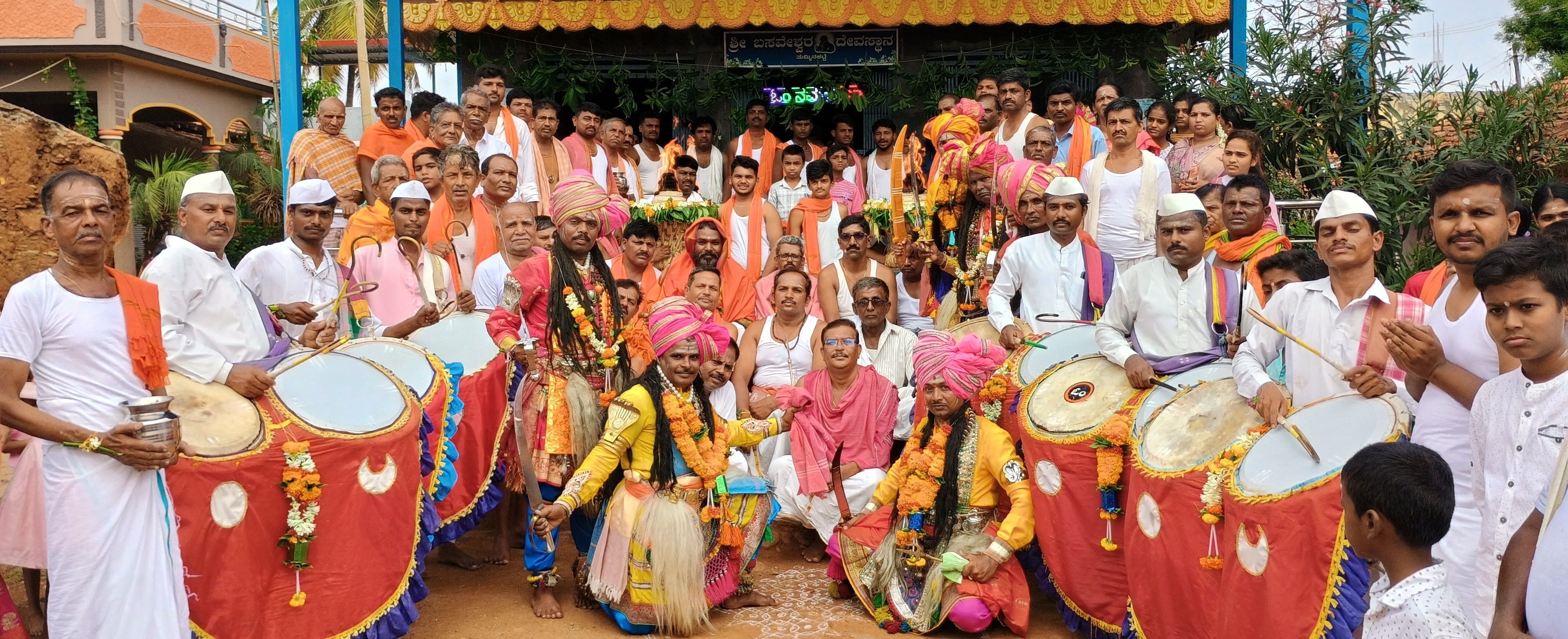 ತುಮ್ಮಿನಕಟ್ಟಿ ಗ್ರಾಮದಲ್ಲಿ ಬಸವ ಜಯಂತಿ ಅಂಗವಾಗಿ ಶುಕ್ರವಾರ ವೀರಭದ್ರೇಶ್ವರ ಗುಗ್ಗಳ ಮಹೋತ್ಸವ ಹಾಗೂ ಪುರವಂತಿಕೆ ಸೇವೆ ವಿಶೇಷ ಕಾರ್ಯಕ್ರಮ ನಡೆಯಿತು