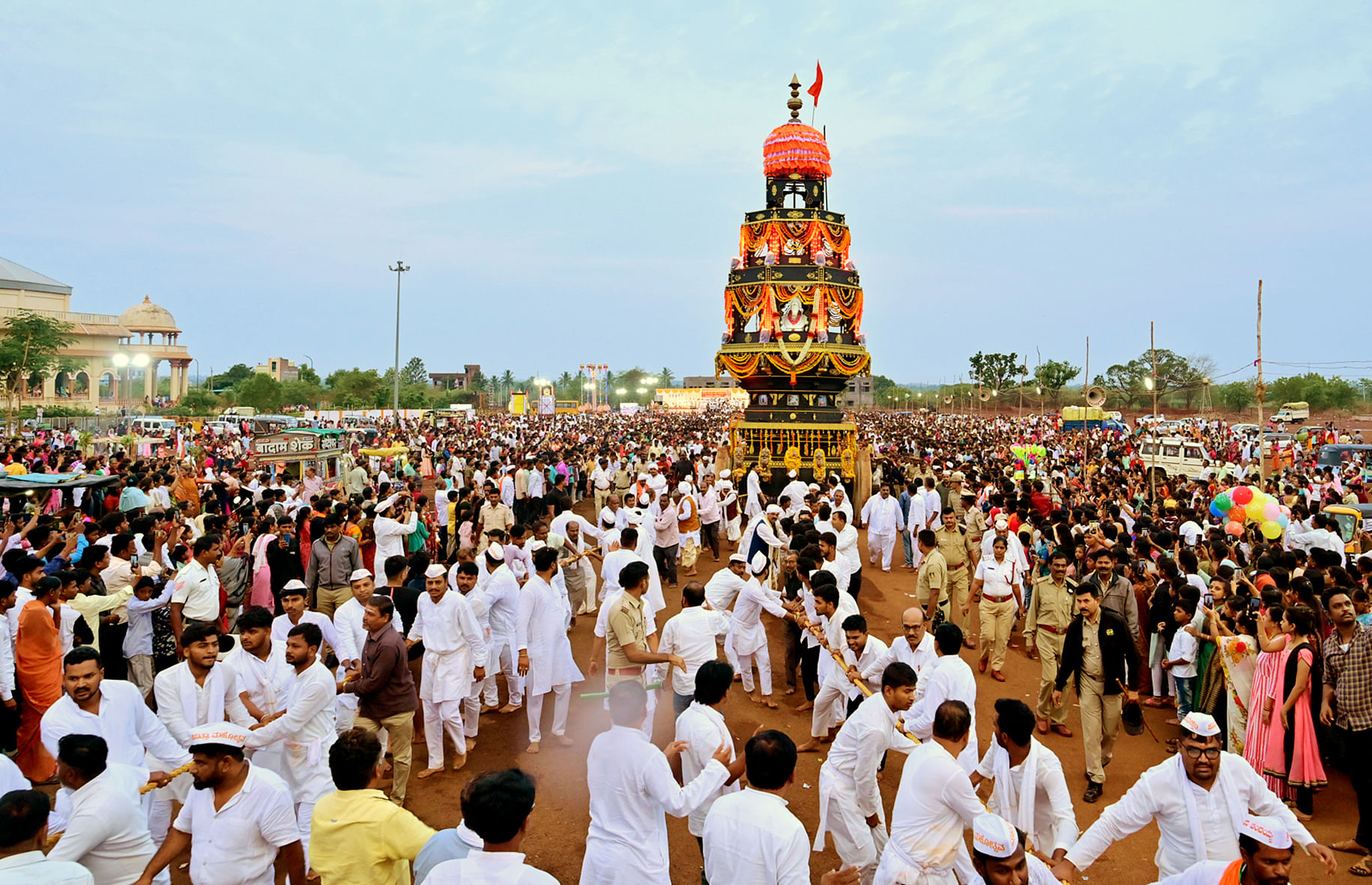 ಬಸವಕಲ್ಯಾಣದಲ್ಲಿ ಸೋಮವಾರ ಬೆಳಿಗ್ಗೆ ಬಸವೇಶ್ವರ ಜಾತ್ರೆ ಅಂಗವಾಗಿ ತೇರು ಎಳೆಯಲಾಯಿತು