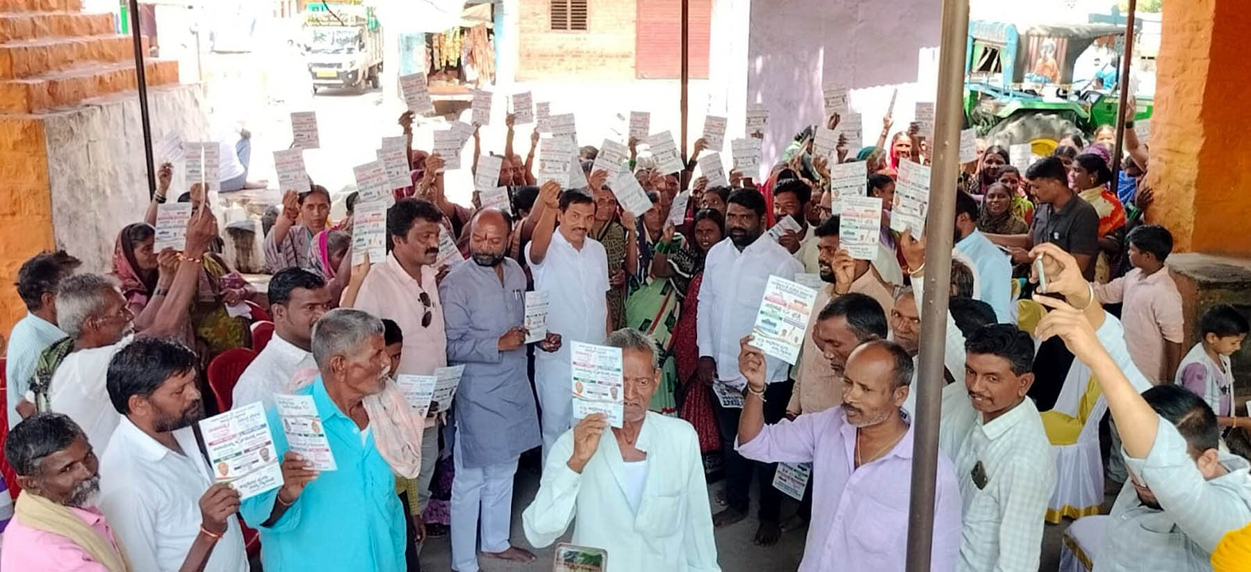 ಮುದ್ದೇಬಿಹಾಳ ತಾಲ್ಲೂಕಿನ ಶಿರೋಳದಲ್ಲಿ ಕಾಂಗ್ರೆಸ್ ಅಭ್ಯರ್ಥಿ ರಾಜು ಆಲಗೂರ ಪರ ಹಮ್ಮಿಕೊಂಡಿದ್ದ ಪ್ರಚಾರ ಸಭೆಯಲ್ಲಿ ಗ್ಯಾರಂಟಿ ಕಾರ್ಡಗಳನ್ನು ವಿತರಿಸಲಾಯಿತು 